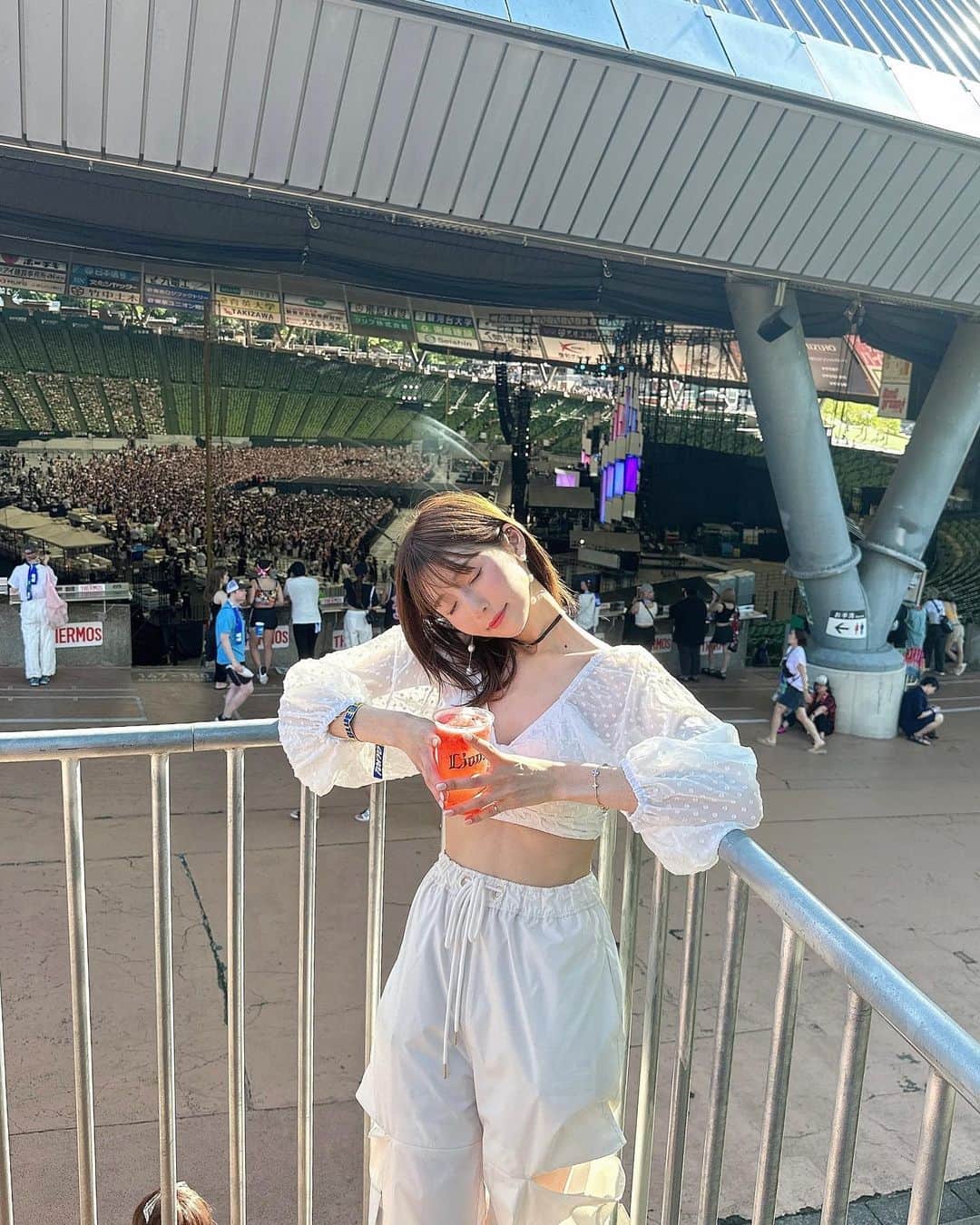 蒼川愛のインスタグラム：「water bombの1日目🤍着替えもタオルも防水対策もしっかり準備したのに、水に1滴も濡れなかった🙃🙃笑 . 写真と運転ありがとう~ お洋服はタグ付けしています❤︎ @crayme_official  ゆいさまのブランドのカーゴパンツ絶対履きたかったの🥳 私は163cmでMを選んだけど、丈感長めなのとウエストわりとゆったりめなのでSでも良かったかもです🫶🏻 . . . #waterbomb #ウォーターボムジャパン #ウォーターボム東京 #フェスコーデ」