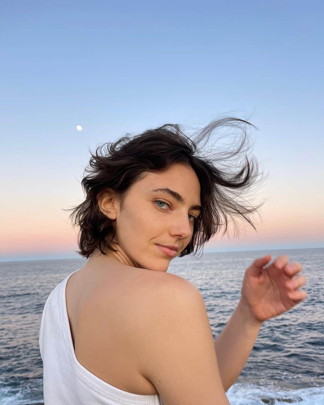 Amelia Zadroのインスタグラム：「howling at the aquarian full moon w @broganchidley  & a fresssssh cut by the best @petelennon  🌝🌝🌝」
