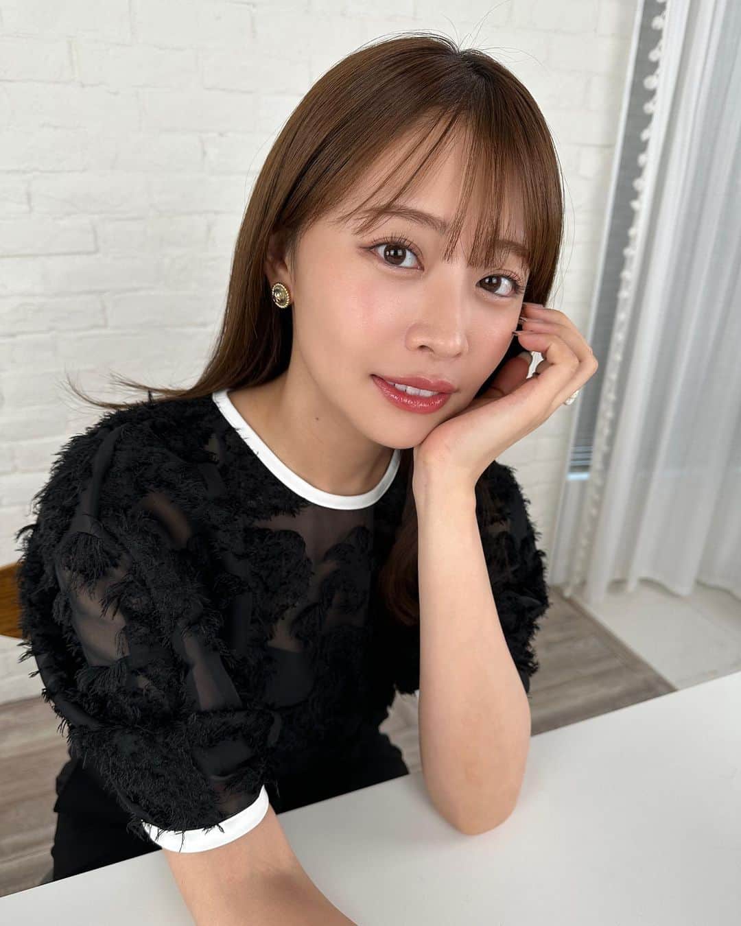 高木由梨奈のインスタグラム：「「崩れにくいベースメイク」のテクニックをプロの方に伝授してもらいました🫶！ この夏めちゃめちゃ参考になります！！🍉YouTubeに動画載せるのでお楽しみに✨  そしていつもよりメイク薄いのに、目大きく見えない？！ メイクってすごい🥹✨！！  #夏メイク #崩れないメイク #イエベ秋」