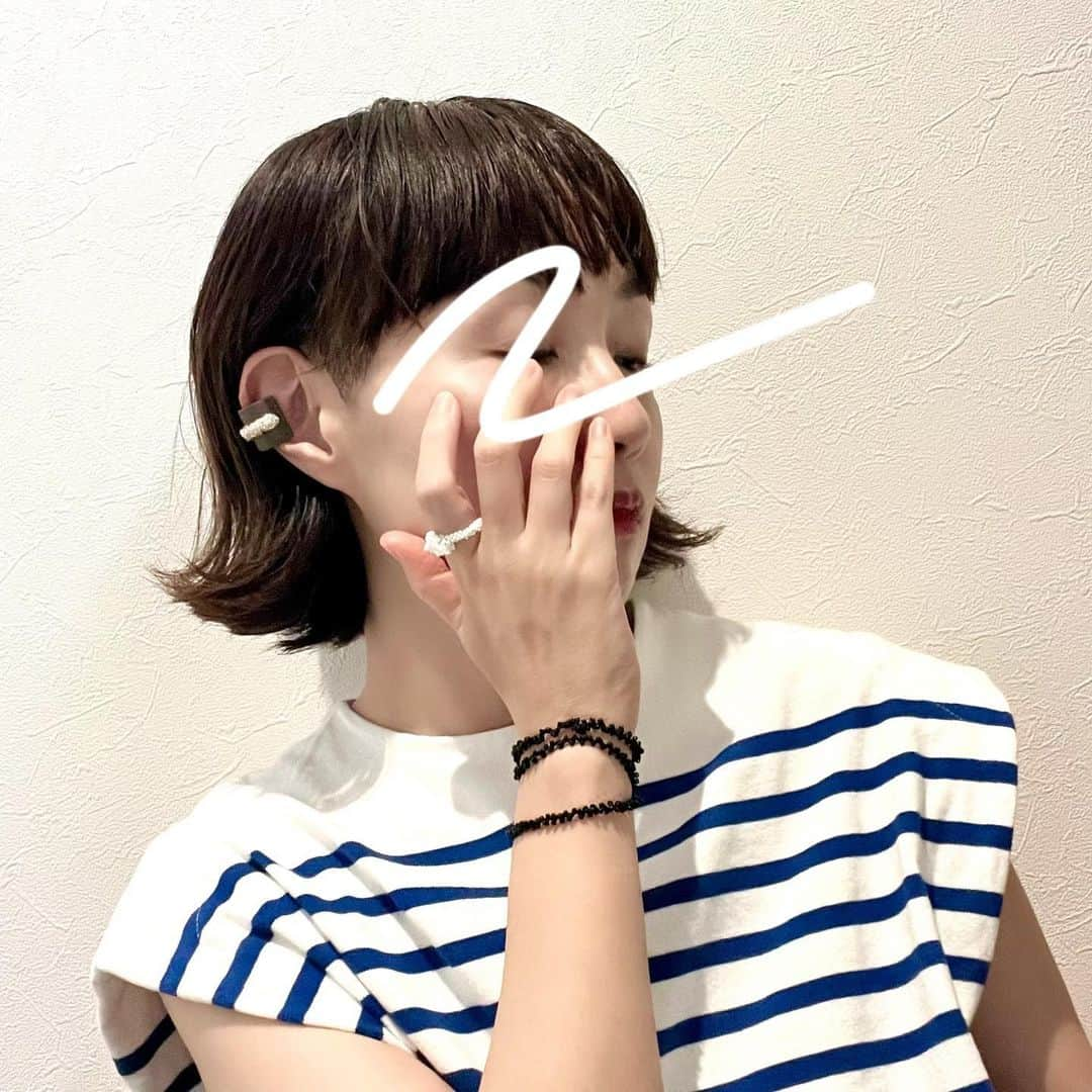 こはるさんのインスタグラム写真 - (こはるInstagram)「・ ・ @hanauta_mimosa さんの新作、 lumiere(ルミエール) /ear cuff。  太めのグレーレザー×チェコビーズのシルバー。  存在感のあるイヤーカフなのに、本革レザーで落ち着いた大人な印象が素敵です。  このカラーはビーズのストックがなく限定２つしか販売されないそう。  レザー×ビーズのイヤーカフはなかなかなく、金属アレルギーの方でも安心して着用できるのも良き💗  リングもブレスレットも愛用しまくってるのでこのルミエールもヘビロテの予感🙈  #hanauta_mimosa #ビーズアクセサリー #ハンドメイド #handmade #イヤーカフ #earcuff #レザーイヤーカフ #instafashion #fashion #me #着画 #愛用しまくりーぬ #ストーリーからも飛べます🔜」7月31日 18時52分 - cohalu333