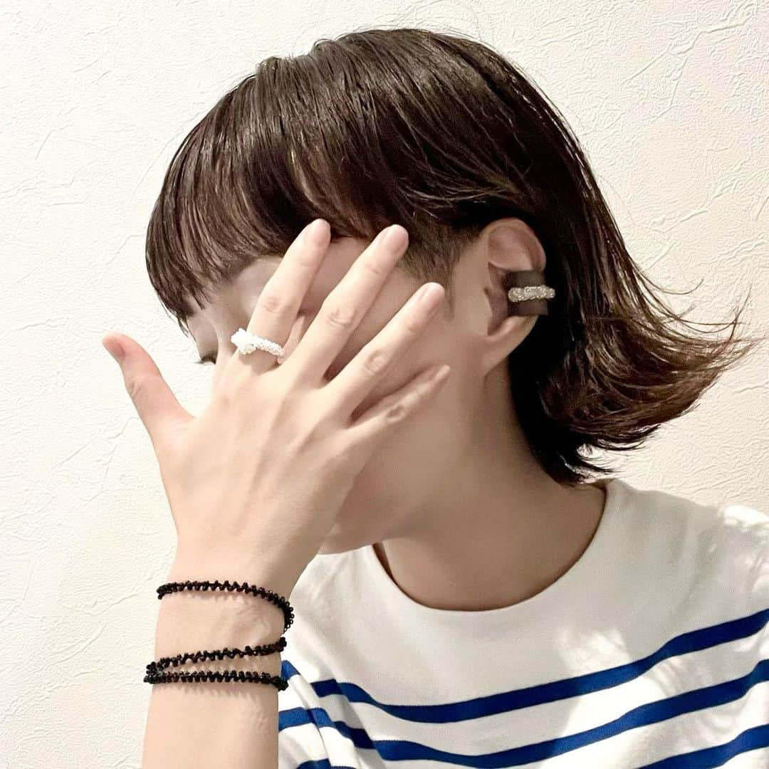 こはるさんのインスタグラム写真 - (こはるInstagram)「・ ・ @hanauta_mimosa さんの新作、 lumiere(ルミエール) /ear cuff。  太めのグレーレザー×チェコビーズのシルバー。  存在感のあるイヤーカフなのに、本革レザーで落ち着いた大人な印象が素敵です。  このカラーはビーズのストックがなく限定２つしか販売されないそう。  レザー×ビーズのイヤーカフはなかなかなく、金属アレルギーの方でも安心して着用できるのも良き💗  リングもブレスレットも愛用しまくってるのでこのルミエールもヘビロテの予感🙈  #hanauta_mimosa #ビーズアクセサリー #ハンドメイド #handmade #イヤーカフ #earcuff #レザーイヤーカフ #instafashion #fashion #me #着画 #愛用しまくりーぬ #ストーリーからも飛べます🔜」7月31日 18時52分 - cohalu333