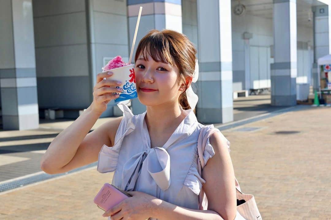 冨田有紀のインスタグラム：「中継終わりのかき氷🍧しみましたぁ！  7月は月の半分くらい出張でした⭕️ 福島のみなさま、ありがとうございました✨新潟のみなさま、来週もよろしくお願いいたします🌻🎶  #ウイニング競馬 #競馬 #福島競馬場 #新潟競馬場 #かき氷 #いちご味 #冨田有紀」