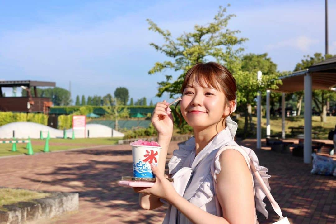 冨田有紀さんのインスタグラム写真 - (冨田有紀Instagram)「中継終わりのかき氷🍧しみましたぁ！  7月は月の半分くらい出張でした⭕️ 福島のみなさま、ありがとうございました✨新潟のみなさま、来週もよろしくお願いいたします🌻🎶  #ウイニング競馬 #競馬 #福島競馬場 #新潟競馬場 #かき氷 #いちご味 #冨田有紀」7月31日 18時53分 - _yuki_tomita_