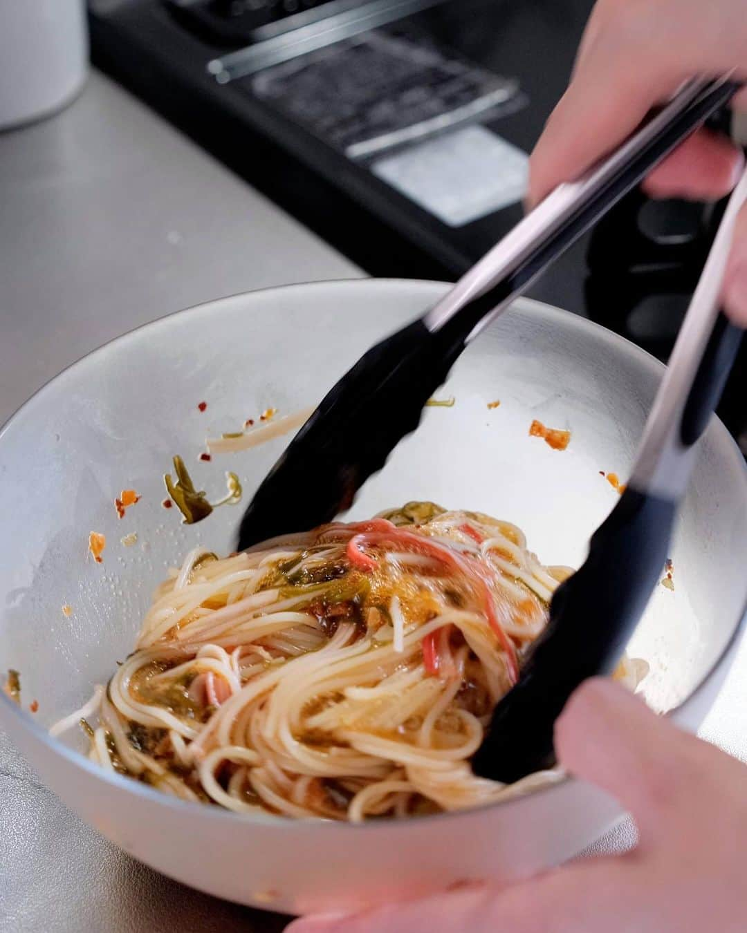 Ryogoさんのインスタグラム写真 - (RyogoInstagram)「🍝 カニカマとめかぶで作れる冷製パスタ🎐 材料の揃え方次第では包丁なしで作れるのもおすすめのポイント。 ⁡ 今年はまだまだ猛暑日が続くみたいなので、もう少し冷たいパスタも投稿します🙋‍♂️ ⁡ ——————————— ⁡ ✱ 今日のパスタ 『カニカマとめかぶの冷製パスタ』 ⁡ ⋈ 材料(1人前) パスタ　80g ☆カニカマ　40g ☆めかぶ　40g ☆オリーブオイル　大さじ1 ☆ポン酢　大さじ1 ☆食べる辣油　大さじ1 ねぎ　適量 ごま　適量 塩　適量 ⁡ ⋈ 作り方 1. ボウルに☆をすべて入れ混ぜ合わせたら、冷蔵庫で冷やしておきます。 2. 沸騰したお湯の中に塩を入れてパスタを茹で始めます。（茹で時間は表記＋1分） 3. 茹で上がったパスタを氷水で締め、キッチンペーパーで水気をしっかり拭き取ります。 4. 1のボウルにパスタを加えて素早く和えながら、必要に応じて塩とオリーブオイルで味を整えます。 5. お皿に盛り付けたら、仕上げにねぎとごまをトッピングして完成です。 ⁡ ⋈ 詳しくはHPでご紹介 https://binanpasta.com/kanikamamekabucoldpasta/ *プロフィール(@binanpasta )からアクセスできます。←愛用アイテム一覧もあります。 ⁡ ✱「BINANPASTAのレシピを参考に作ったよ」という方は、ぜひ @binanpasta をタグ付けして写真を投稿してください。TwitterやThreadsも大歓迎👏👏 ⁡ -——————————— ⁡ ▹YouTube 2チャンネルあります。チャンネル登録してね🍳 ・まかない食堂 ・BINANPASTA ⁡ ▹レシピサイト(BINANPASTA) 約700種類のパスタレシピを無料で公開しています🍝 *プロフィール(@binanpasta )からも飛べます。 ⁡ #BINANPASTA #パスタレシピ #私のおうちパスタ  ⁡ -——————————— ⁡ #パスタ #冷製パスタ #料理 #レシピ #簡単レシピ #カニカマ #めかぶ」7月31日 18時45分 - binanpasta