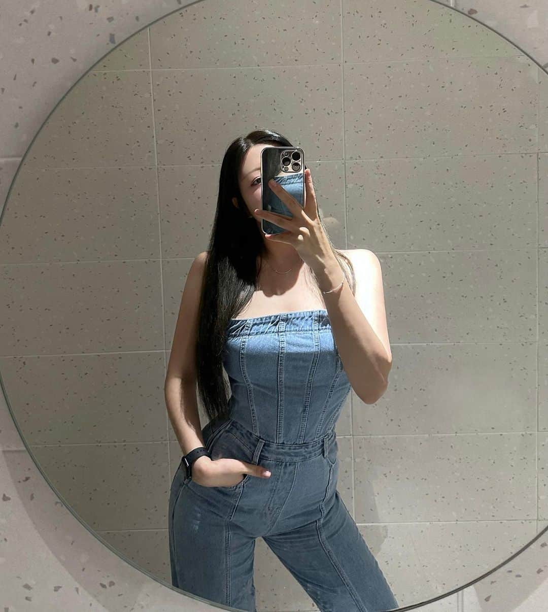 Choi Somiのインスタグラム：「⠀⠀⠀⠀ #글랜더 #glander  시중에 데님 점프수트가 넘쳐나기 때문에 여름 시즌 시작 전부터 저렴이, 고렴이, 수입의류, 국내 생산, 다양하게 테스트 후 픽스된 점숱👖  롱한 기장감, 딱 적당한 스판 s, m 사이즈 디테일 퀄리티까지 어느 것 하나 놓치지 않고 깐깐하게 체크했음 아무래도 점프수트는 착용감이 특히 중요한데 저렴이와 가장 다른 점이 바로 착용감이었음   8/4-12까지 거래처 휴가라 지금 주문해야 휴가 전 수령 가능해요💙」