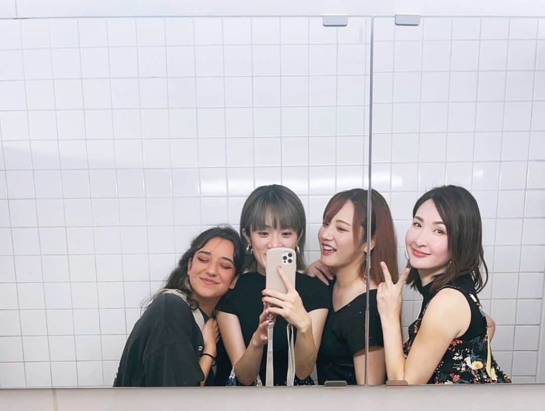 吉村遙のインスタグラム：「夜のお散歩で出会ったデリアちゃん @cand.appa 👸🇨🇭 アニメと恋バナで盛り上がった最高の夜🌙そして明依ちゃんの面白さは世界共通だった🤣💄絶対また遊ぶ！！！！」