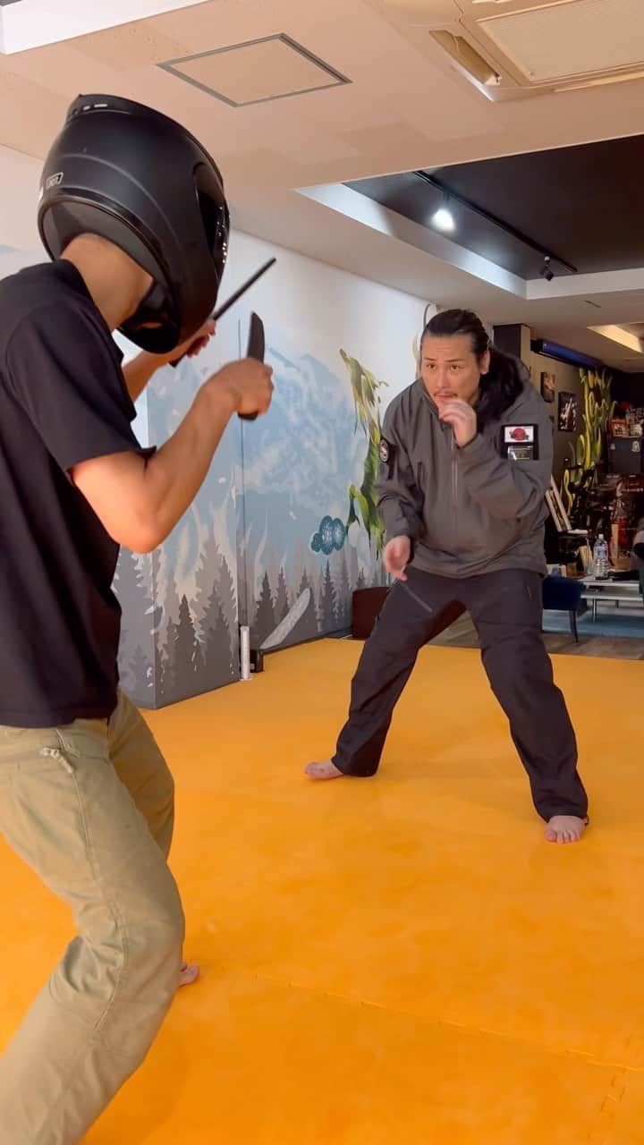 坂口拓のインスタグラム：「Disarming technique against the opponent with two knives 🗡️🗡️  #坂口拓 #侍 #taksakaguchi #tak∴ #reborn #crazysamuraimusashi  #versus #disarm #samurai #action #actor #sakaguchitak #movie #lightningdisarm #ウェイブ #リアルアクション#realisticaction #karambit  #映画で観たいアクションシーン」