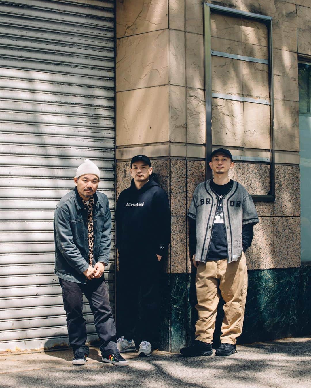 Olliemagazineのインスタグラム：「. Ollie Vol.257 2023 SPRING/SUMMER  「Street For Life.」 - 47都道府県特集 -  GAGLE @mitsu_the_beats  @hunger3  @djmu_r   長くこの土地を見てきたからこその GAGLEの放つ言葉にある重み  MC、ビートメイカー、、DJを各々が担当し、宮城仙台をレペゼンするラップグループといったら真っ先に名前が挙がるほど、1996年の結成以来常に最前線でストイックに活動を続けるGAGLE。街の状況、そして仙台の音楽シーンについて、長年腰を据えて見てきた3人だからこそ感じるものとは。  Photograph_Ryota Chiba Text&Edit_Genya Nakamura  #olliemagazine#olliemag#ollie#Ollie_Vol257#streetculture#street#skateboard#skate#skater#music#hiphop#rap#rapper#art#fashion#graffiti」