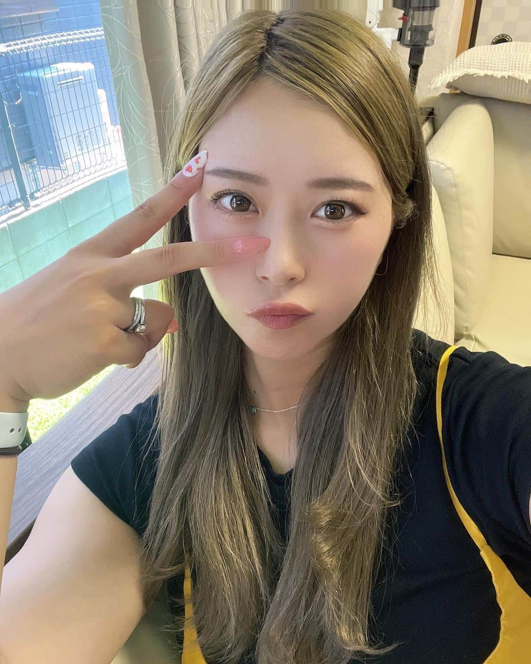 のインスタグラム：「.  臨月に入りました🌕🤍  最近の過ごし方というと ネイリストの技能検定も無事終わりまして のんびりわが子と会える日はいつかいつかと 楽しみにしながら愛犬2匹と過ごしております🐶🐶💨  自己最高体重をマークしてるので 出産後のダイエット頑張らないとww 早く身体を動かしたいなぁ🏃‍♀️  最近は日中の暑さが尋常じゃないので 皆さんもお気をつけて🥵   #初マタ  #臨月  #臨月妊婦  #マタニティライフ」