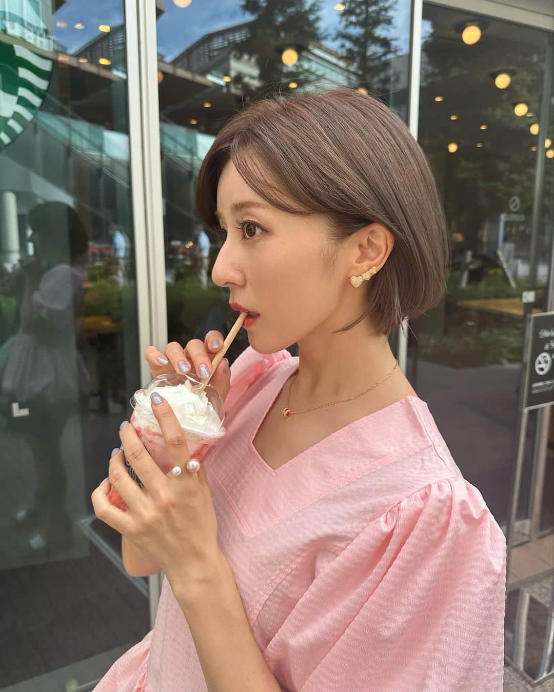 水野佐彩のインスタグラム：「・ 沖縄から帰って来て 朝イチで100万年ぶりのサロン撮影💇🏻‍♀️ @me.ke.aloha_obatashigeo   小幡さん本当に久しぶりすぎて お互いパパママになっていて とても感慨深かった🥺✨ そしてワガママ言って カラーカットもしてもらっちゃいました🥺❤️ 良い色すぎるしカットもおさまり最高。 楽しく良い時間をありがとうございました🌺  それにしても 18歳からサロンの撮影とかをしてきて。 もう15年経っているのかと思うと 年月の早さにひやっとします🥹 昔お世話になった方々が 覚えていてくださることがとても嬉しいし 私も頑張ろうと改めて思えた月曜日でした🌱  お洋服は @matarai_aya あやちゃんコラボの Fusioneのブラウス。 ZOZOTOWNで販売してありました💗 ピアスも @anche_official のハートにして 甘さを全面に出したコーデ🫶🏻 髪の毛短いと甘コーデのバランスとりやすい✨  #おちびコーデ #おちびの輪 #低身長コーデ #Sサイズコーデ #ママコーデ #ママライフ #2020年ベビー #女の子ママ #女の子ベビー #ブルベ夏 #ブルベ #ブルベサマー #ブライトサマー #ブライトスプリング #ソフトクラシック #ウェーブ #骨格診断ウェーブ​」