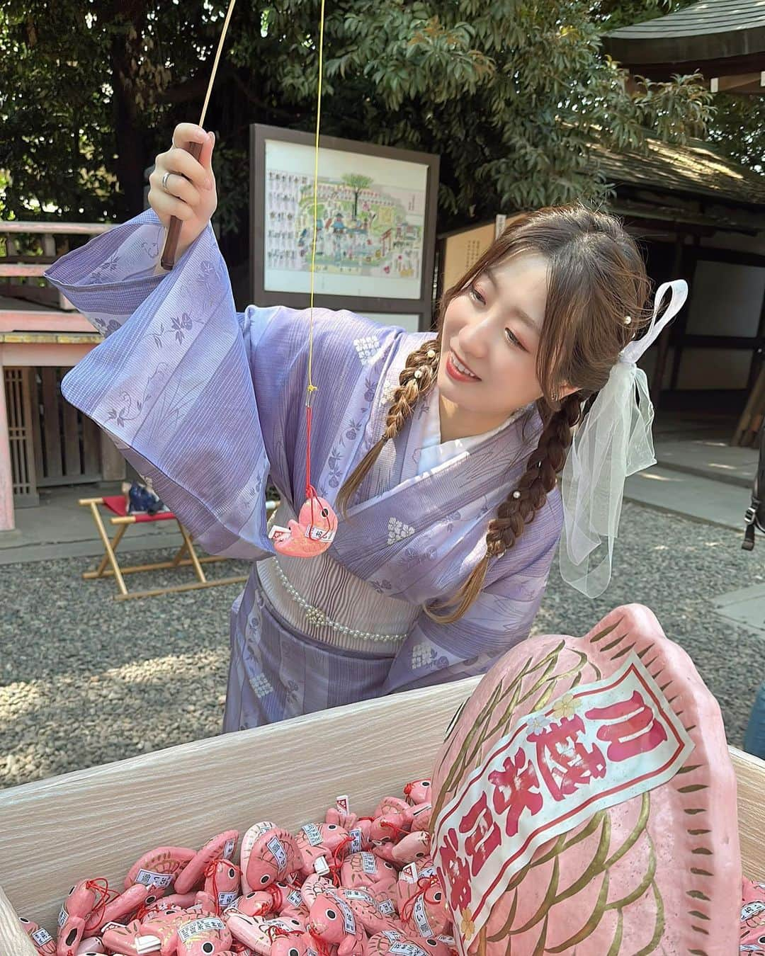 新矢皐月さんのインスタグラム写真 - (新矢皐月Instagram)「鯛みくじ⛩️💓 この時の動画は明後日（水曜）だすから見てね☺️  普段は浴衣ってなると髪の毛アップにするんだけど 髪切る前だったから長くないとできない髪型にしたの🤭  甘め系で個人的珍しい🫶  #川越氷川神社 #鯛みくじ #おみくじ  #浴衣 #小江戸川越 #浴衣ヘアアレンジ #ヘアアレンジ #yukata #kawagoe #japantravel #japantrip #japanstyle #jinja #omikuji」7月31日 18時59分 - araya_satsuki