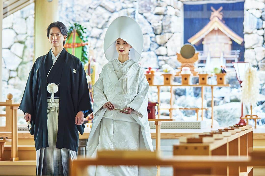 八雲迎賓館 【結婚式 パーティ 記念日 人生儀礼】福井さんのインスタグラム写真 - (八雲迎賓館 【結婚式 パーティ 記念日 人生儀礼】福井Instagram)「【八重垣の杜の魅力】 ご祭神の大国主大神が祀られている挙式会場「八重垣の杜」の魅力についてご紹介いたします。  神殿は白木の造りとなっており、木の香と水の音に囲まれ自然光が差し込む清々しい空間となっております。  季節によっては勿論、時間によっても会場内の雰囲気が変わります。  日中の明るい時間は自然光が入るので、会場内を明るく照らしてくれ、夕方には薄暗い中でも会場内の灯りが映え、暖かい印象になります。  ぜひ一度ご見学にお越しくださいませ。  ___  #八雲迎賓館 #anniversary #少人数婚 #晩餐会 #Heavensflow #人前式 #ウェディングドレス #ウェディング #テーブル装花 #テーブルコーディネート #アットホームな結婚式 #結婚式レポ #八雲の花嫁 #福井結婚式#結婚式 #福井#福井市#福井県 #fukui #福井結婚式場 #福井市結婚式場 #新郎新婦 #夫婦 #おしゃれ花嫁 #全国のプレ花嫁さんと繋がりたい #プレ花嫁さんと繋がりたい #お色直し」7月31日 19時00分 - yakumogeihinkan