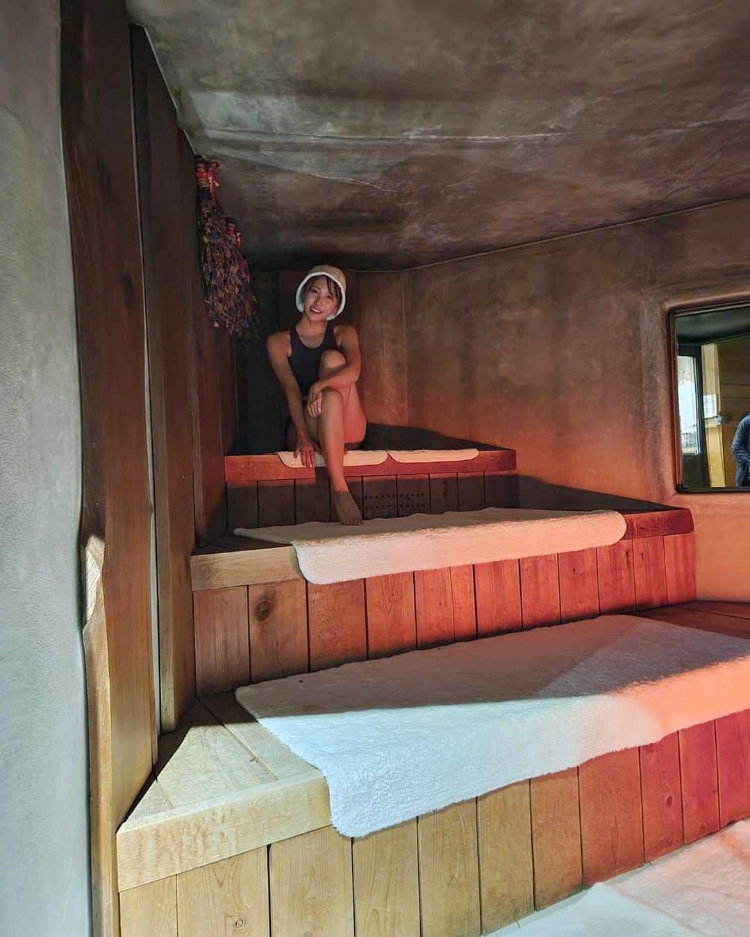 Moka さんのインスタグラム写真 - (Moka Instagram)「Sea Sauna Shack🏖️  @sea.sauna.shack   サ室→85度 水風呂→16度(天然水掛け流し)  大人気でなかなか予約の取れないSea Sauna Shackさん。 ずっと行ってみたいと思っていたら今回お仕事で行くことができました〜嬉しすぎる🥹  施設内入った瞬間、「YouTubeとかでよく見てた場所〜！」と早速テンション爆アゲ❤️‍🔥  サ室は温度低めの高湿度で一番気持ちよく汗がかけるやつ！ 天井が低いので輻射熱も合間って発汗量がすごい。  薪ストーブが見たことないくらいでかい🤣特注だって🤣  昼間は太平洋を眺めながらのサ活を堪能できます！  今回のロウリュウはミント🌿 5種類のハーブから選べるそう。  上段が熱いというイメージですが、サウナストーブからの熱がすごくてこちらでは下段でもしっかりアツアツでした🔥  水風呂は黄金色の天然井戸水。 水質がほんとに柔らかくてしっかり冷えるのに心地よくて長めに入れる。肌がツルツルする。  外気浴では昼は海、夜は星空を眺めることができます✨  噂通りの最高すぎるサウナ... サウナも水風呂も優しい熱さと優しい水質なのでサウナ初心者にもいいと思います！  今回はお仕事だったのでゆっくりととのったり、アウフグースとあの有名な氷水をジョウロでかけていただけるやつができなかったので絶対リベンジする✊🏻  ありがとうございました🥰  #サウナ #サウナー #サウナイキタイ #サウナ部 #サ活 #サウナ女子 #サウナ好き #サウナガール #サ活女子 #水風呂 #サウナグッズ #サウナハット #サウナ好き女子 #サウナー女子  #サウナハット #サウナグッズ #サウナを愛でたい #サウナシュラン #サウナ好きな人と繋がりたい #サウナ大好き #フリーモデル #フリーランスモデル #広告モデル #イメージモデル #撮影 #撮影モデル #撮影依頼受付中 #撮影依頼募集中 #インフルエンサー #インスタグラマー  #seasaunashack #シーサウナシャック」7月31日 19時00分 - moka_030n