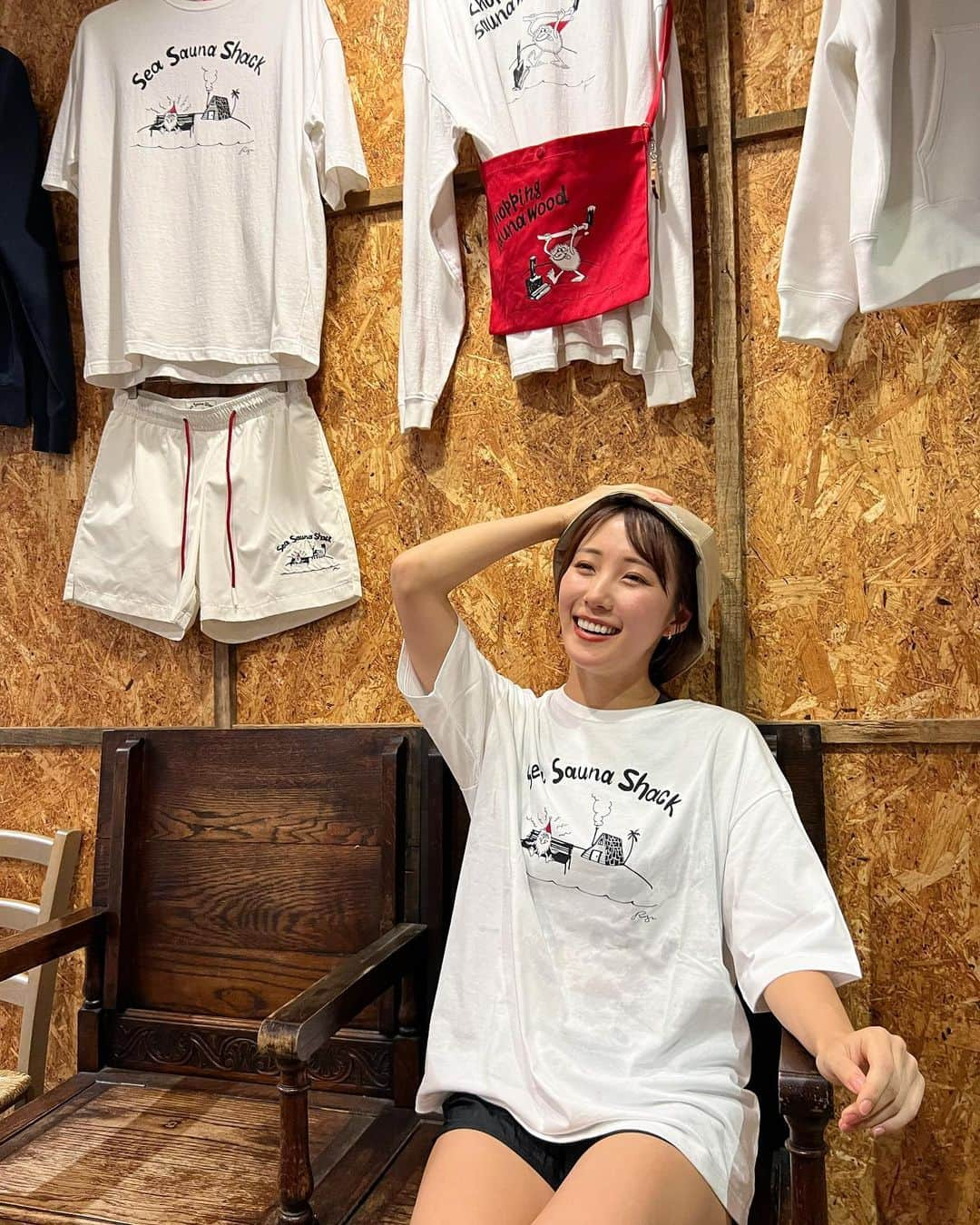 Moka さんのインスタグラム写真 - (Moka Instagram)「Sea Sauna Shack🏖️  @sea.sauna.shack   サ室→85度 水風呂→16度(天然水掛け流し)  大人気でなかなか予約の取れないSea Sauna Shackさん。 ずっと行ってみたいと思っていたら今回お仕事で行くことができました〜嬉しすぎる🥹  施設内入った瞬間、「YouTubeとかでよく見てた場所〜！」と早速テンション爆アゲ❤️‍🔥  サ室は温度低めの高湿度で一番気持ちよく汗がかけるやつ！ 天井が低いので輻射熱も合間って発汗量がすごい。  薪ストーブが見たことないくらいでかい🤣特注だって🤣  昼間は太平洋を眺めながらのサ活を堪能できます！  今回のロウリュウはミント🌿 5種類のハーブから選べるそう。  上段が熱いというイメージですが、サウナストーブからの熱がすごくてこちらでは下段でもしっかりアツアツでした🔥  水風呂は黄金色の天然井戸水。 水質がほんとに柔らかくてしっかり冷えるのに心地よくて長めに入れる。肌がツルツルする。  外気浴では昼は海、夜は星空を眺めることができます✨  噂通りの最高すぎるサウナ... サウナも水風呂も優しい熱さと優しい水質なのでサウナ初心者にもいいと思います！  今回はお仕事だったのでゆっくりととのったり、アウフグースとあの有名な氷水をジョウロでかけていただけるやつができなかったので絶対リベンジする✊🏻  ありがとうございました🥰  #サウナ #サウナー #サウナイキタイ #サウナ部 #サ活 #サウナ女子 #サウナ好き #サウナガール #サ活女子 #水風呂 #サウナグッズ #サウナハット #サウナ好き女子 #サウナー女子  #サウナハット #サウナグッズ #サウナを愛でたい #サウナシュラン #サウナ好きな人と繋がりたい #サウナ大好き #フリーモデル #フリーランスモデル #広告モデル #イメージモデル #撮影 #撮影モデル #撮影依頼受付中 #撮影依頼募集中 #インフルエンサー #インスタグラマー  #seasaunashack #シーサウナシャック」7月31日 19時00分 - moka_030n