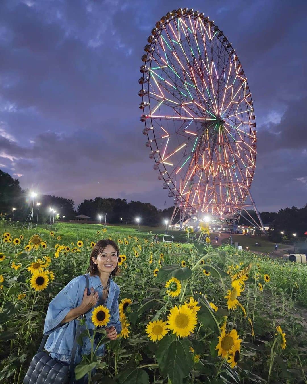 畑野ひろ子のインスタグラム：「撮影後に、娘たちと葛西臨海公園の「花と光のムーブメント」を見に行ってきました。 3万本のひまわり畑に花火のデザイン花壇、ライトアップされた観覧車など、各所に最高の撮影スポットがいっぱい😆 ひまわりも18:30～21:00はライトアップされているから、昼も夜も楽しめます。  海の香りも感じながら、沢山の花を見ながら散歩する時間は最高の癒しタイムでした🥰  観覧車とひまわりが一緒に楽しめる「花と光のムーブメント」葛西臨海公園×ひまわりは、8月13日（日）まで開催中です😆🌻  お子さんとの夏休みのお出かけにも、お友達同士やカップルでのデートにもピッタリです🙌  #葛西臨海公園  #花と光のムーブメント  #ヒマワリ  #pr」