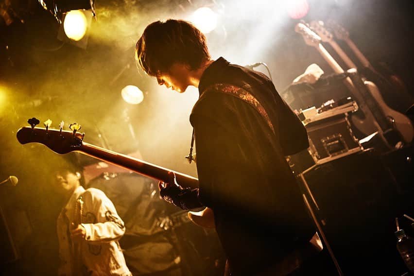 圭吾のインスタグラム：「改めて 沖縄2days ありがとう 長い時間をかけて熟成したセットリストの集大成 満足してもらえたかな？？ FC旅行もやってよかった！！みんな幸せそうで嬉しかった！！  世界一カッコいいバンドを超える為にこれからも一緒に進んでこうぜ諸君🤘」
