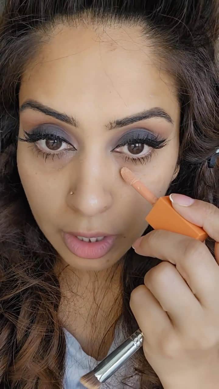 Huda Kattanのインスタグラム：「Thank you so much gorgeous for your video!! @glowbysana 🙏🏾❤️ #fauxfiltercolorcorrector #hudabeauty  Why you should get your hands on our #FauxFilter Color Corrector ASAP: 🏃🏽‍♀️🏃🏽‍♀️  🌟 Softens the appearance of redness, dark circles & blemishes!  💄 Infused with niacinamide & vitamin C  💧 Lightweight & long-lasting for all-day slay   @glowbysana uses shade Peach🍑」