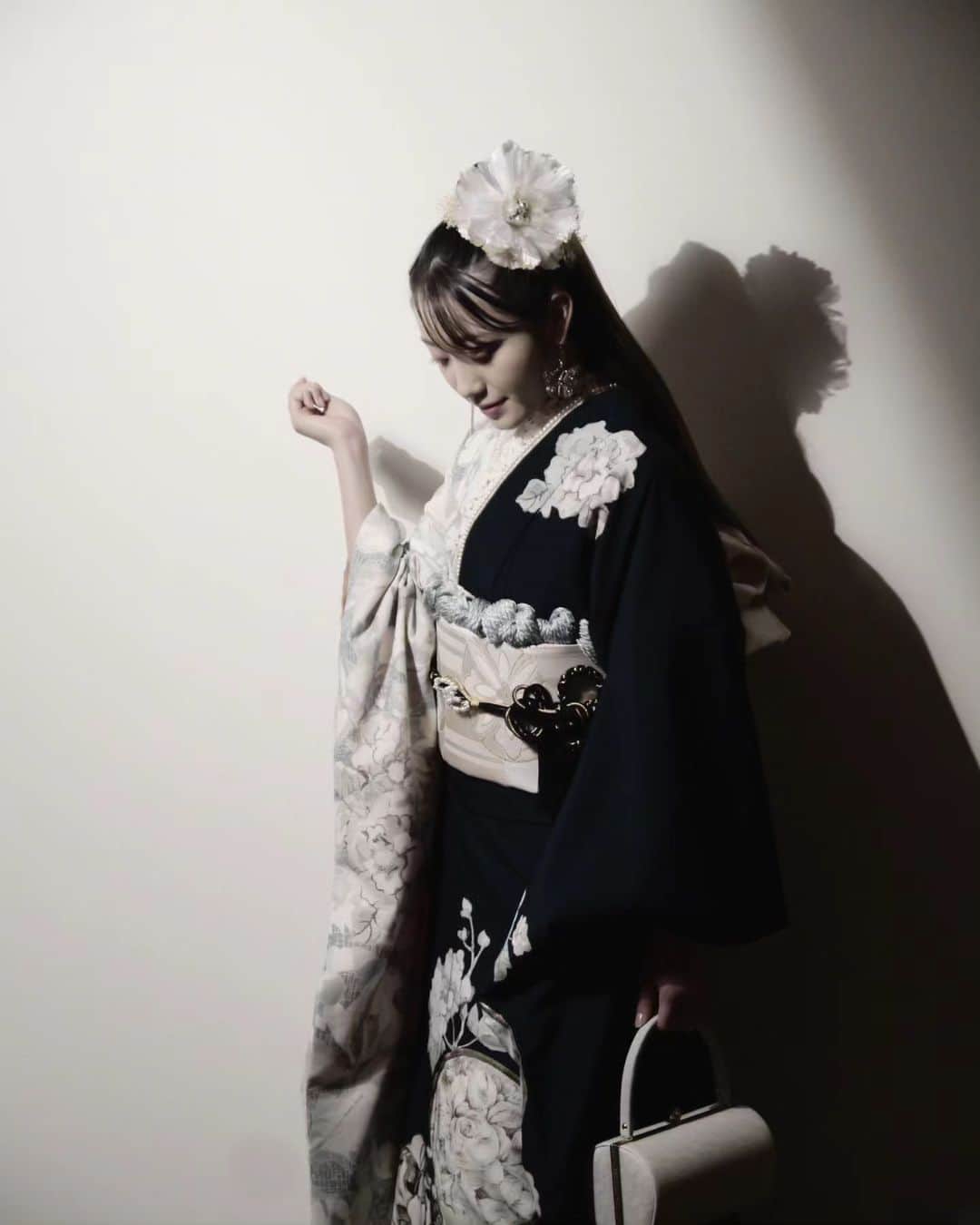 桜田結愛さんのインスタグラム写真 - (桜田結愛Instagram)「・⁡ ⁡⁡ ⁡実は私、⁡ ⁡少しだけ⁡着付けができます。⁡ ⁡⁡⁡ ⁡ #振袖 #ふりそで  #振袖ヘア #片身替わり #着付け #和傘 #写真 ⁡#portrait #camera #photography ⁡#japanesegirl ⁡ #05 #ljk #高校生」7月31日 19時02分 - hi__yua.s