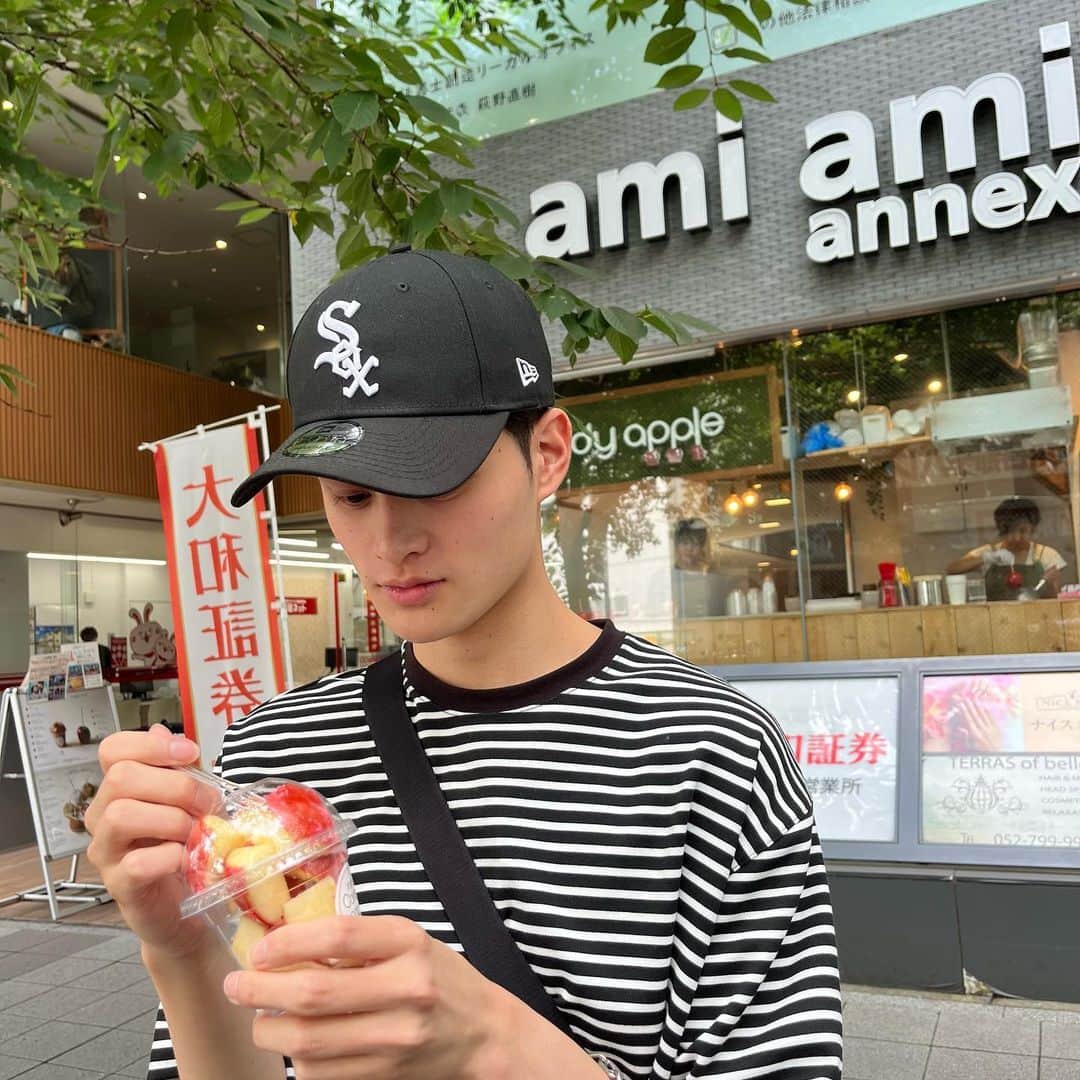 のインスタグラム：「・ りんご飴美味しかった！！  眉毛カットで眉毛もスッキリした👍  ・ ・ ・ ・ #motete #ootd  #fashion  #04 #眉毛サロン #りんご飴」