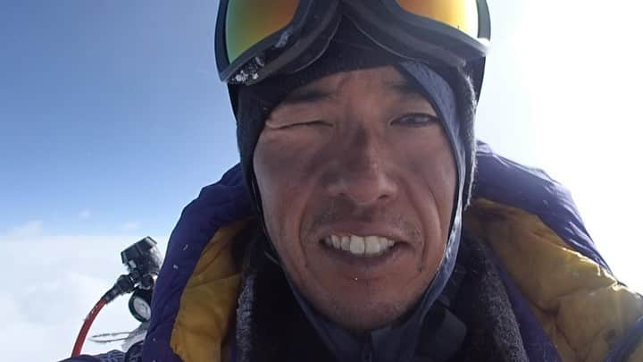 石川直樹のインスタグラム：「The itinerary for #Gasherbrum1 summit push.  21 July: BaseCamp（5000m）→C1（6000m） 22 July: C1（6000m）→C2（6400m） 23 July: C2→Japanese Couloir→C2*最初のサミットプッシュ失敗。 24 July: C2（6400m） 25 July: C2（6400m）夕方から二度目のSummitPush Start 26 July: C2 （6400m）→Summit（8080m）→C2 27 July: C2→BC（5000m） 28 July: BC→GoreⅡ（4260m）*BC撤収。バルトロ氷河下り始める。 29 July: GoreⅡ→Khoburtse（3820m） 30 July: Khoburtse→Askoli（3000m） 31 July: Askoli→Skardu（2250m）*今ここ。 . バルトロ氷河を超絶スピードで下ったため、ボロボロです。この10日間、いま振り返ると尋常じゃなかったなあ…。6400mに3連泊（サミット往復を入れると5連泊）していて、そのダメージが未だに抜けない。 . #gasherbrumi#gasherbrum」