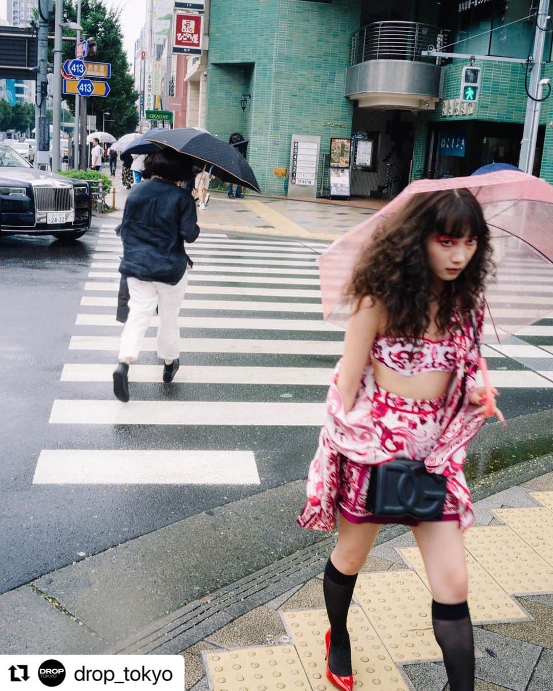新野尾七奈のインスタグラム：「#Repost @drop_tokyo with @use.repost ・・・ Nana Shinnoo／Model, Actress  DGロゴバッグ(クロスボディ)、シャツ、スイムウェア、ショートパンツ、シューズ 参考商品／すべてDolce&Gabbana (ドルチェ＆ガッバーナ)  #droptokyo #streetsnap #fashion #ストリートスナップ #dgロゴバック #DolceGabbana #ドルチェガッバーナ」