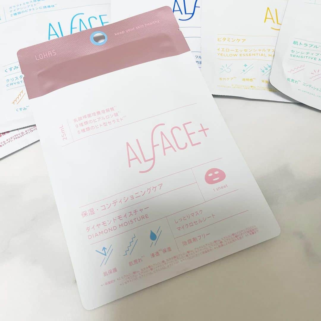 山田あかりさんのインスタグラム写真 - (山田あかりInstagram)「@alface_lohas  の定番全商品がリニューアルするらしい🫣💕  詳しくは画像をみてみてね🥰  どの色を選ぶかはパックにも書いてあるんだけど、パワーアップ内容もここに書いておくので参考にしてね🥰  どれも1枚　275円（税込）だよ！  💛 #イエローエッセンシャルマスク ２種ビタミンC→4種ビタミンC誘導体にパワーアップされていて 湯葉みたいなテクスチャーがお気に入り🧸❤️  毛穴ケア、透明感、栄養補給におすすめで私は日焼けのあとやくすみがちな時に使っているよ！  💚 #センシティブマスク 1種ヒアルロン酸→3種ヒアルロン酸、ドクダミエキス、カミツレ花エキスにパワーアップ！  肌トラブル鎮静、予防、敏感肌さんにおすすめ☺️ ニキビができそうな時や、ゆらぎ肌のときに使っているよ🥹  💙 #ピュアブラック 1種ビタミンC誘導体→2種ビタミン、ゆず果実エキス、ガラクトミセス培養液、ピリドキシンHCIがパワーアップ！ とにかく毛穴ケアは迷わずこれ使ったらいいと思う！ 毛穴だけではなく皮脂ケアもしてくれるからメンズにもおすすめだよ🥰 わたしも旦那さんに一番おすすめしているよ！  ❤️ #ディープブラック 1種ヒアルロン酸→9種ヒアルロン酸、1種コラーゲン→3種コラーゲン、パルミチン酸レチノール、5種ペプチドにパワーアップ！  シワに良いと噂のレチノール配合だからエイジングケアをしたいならこれ！ 疲れた日や寝不足のときに使うのもおすすめ☺️  🩵 #クリスタルモイスチャー 1種のビタミンC誘導体→2種のビタミンC誘導体、ガラクトミセス培養液、ナイアシンアミド、アラントインにパワーアップ！  水分バランスを整えてくれるからニキビ肌さんにもおすすめなこれ！ 肌荒れケアやくすみがちな時におすすめ。  🩷　#ダイヤモンドモイスチャー 1種ヒアルロン酸→9種ヒアルロン酸、1種のセラミド→5種のヒト型セラミド、�乳酸桿菌培養溶解質、プロバイオティクス発酵物にパワーアップ！  敏感肌さんは一回使ってみてほしい保湿だけではなく肌荒れケアにも最適なパック。 ゆらぎ肌がきた時ようにストックしておくもおすすめ♡  気になるパックはあった？🥹💕  みんなで肌美人になろう🧸🩷  #シンオルフェス　#オルフェスリニューアル　#オルフェス　#パック #パック大好き #肌ケアグッズ #肌ケア大事 #オルフェスシートマスク #オルフェスパック」7月31日 19時07分 - akari030201