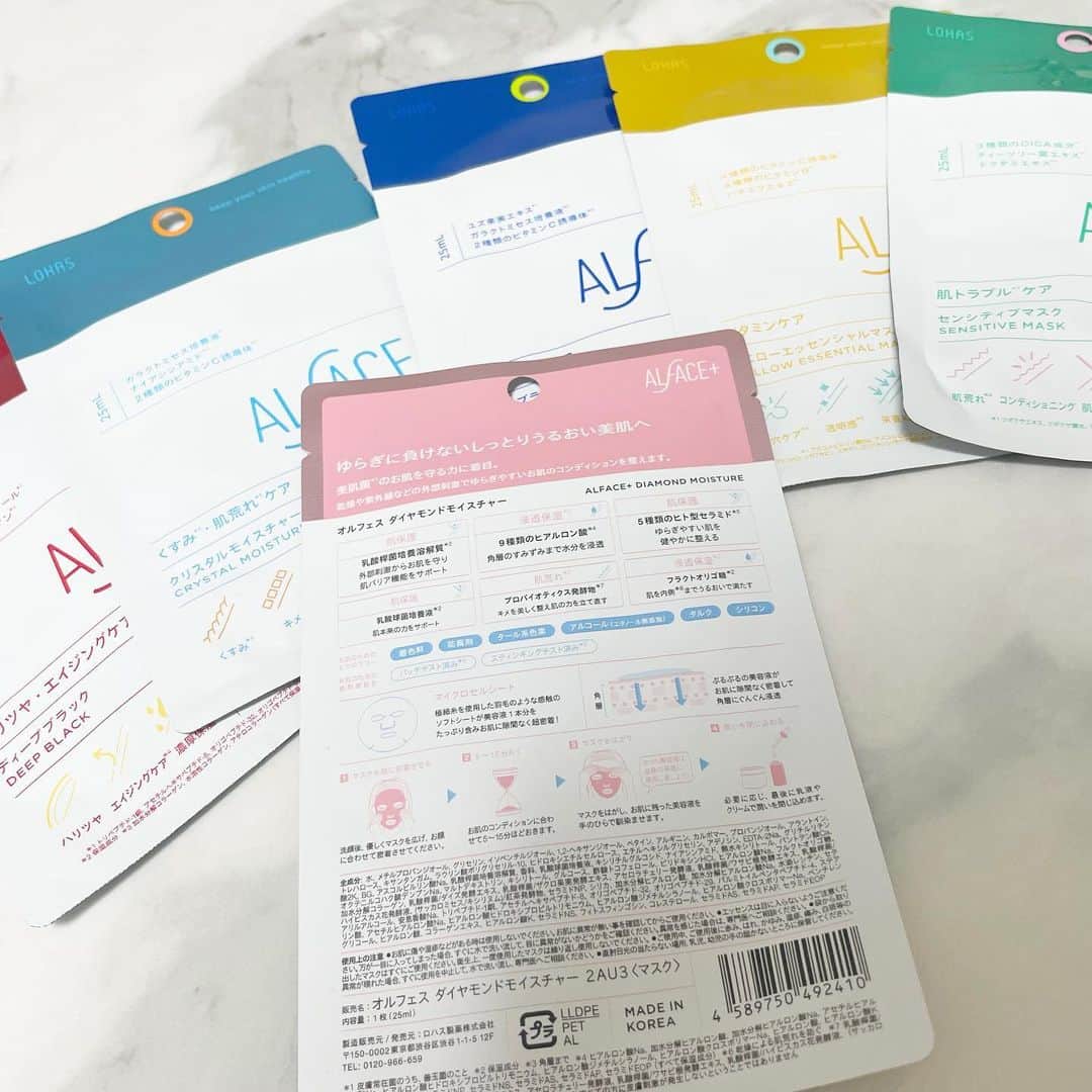 山田あかりさんのインスタグラム写真 - (山田あかりInstagram)「@alface_lohas  の定番全商品がリニューアルするらしい🫣💕  詳しくは画像をみてみてね🥰  どの色を選ぶかはパックにも書いてあるんだけど、パワーアップ内容もここに書いておくので参考にしてね🥰  どれも1枚　275円（税込）だよ！  💛 #イエローエッセンシャルマスク ２種ビタミンC→4種ビタミンC誘導体にパワーアップされていて 湯葉みたいなテクスチャーがお気に入り🧸❤️  毛穴ケア、透明感、栄養補給におすすめで私は日焼けのあとやくすみがちな時に使っているよ！  💚 #センシティブマスク 1種ヒアルロン酸→3種ヒアルロン酸、ドクダミエキス、カミツレ花エキスにパワーアップ！  肌トラブル鎮静、予防、敏感肌さんにおすすめ☺️ ニキビができそうな時や、ゆらぎ肌のときに使っているよ🥹  💙 #ピュアブラック 1種ビタミンC誘導体→2種ビタミン、ゆず果実エキス、ガラクトミセス培養液、ピリドキシンHCIがパワーアップ！ とにかく毛穴ケアは迷わずこれ使ったらいいと思う！ 毛穴だけではなく皮脂ケアもしてくれるからメンズにもおすすめだよ🥰 わたしも旦那さんに一番おすすめしているよ！  ❤️ #ディープブラック 1種ヒアルロン酸→9種ヒアルロン酸、1種コラーゲン→3種コラーゲン、パルミチン酸レチノール、5種ペプチドにパワーアップ！  シワに良いと噂のレチノール配合だからエイジングケアをしたいならこれ！ 疲れた日や寝不足のときに使うのもおすすめ☺️  🩵 #クリスタルモイスチャー 1種のビタミンC誘導体→2種のビタミンC誘導体、ガラクトミセス培養液、ナイアシンアミド、アラントインにパワーアップ！  水分バランスを整えてくれるからニキビ肌さんにもおすすめなこれ！ 肌荒れケアやくすみがちな時におすすめ。  🩷　#ダイヤモンドモイスチャー 1種ヒアルロン酸→9種ヒアルロン酸、1種のセラミド→5種のヒト型セラミド、�乳酸桿菌培養溶解質、プロバイオティクス発酵物にパワーアップ！  敏感肌さんは一回使ってみてほしい保湿だけではなく肌荒れケアにも最適なパック。 ゆらぎ肌がきた時ようにストックしておくもおすすめ♡  気になるパックはあった？🥹💕  みんなで肌美人になろう🧸🩷  #シンオルフェス　#オルフェスリニューアル　#オルフェス　#パック #パック大好き #肌ケアグッズ #肌ケア大事 #オルフェスシートマスク #オルフェスパック」7月31日 19時07分 - akari030201