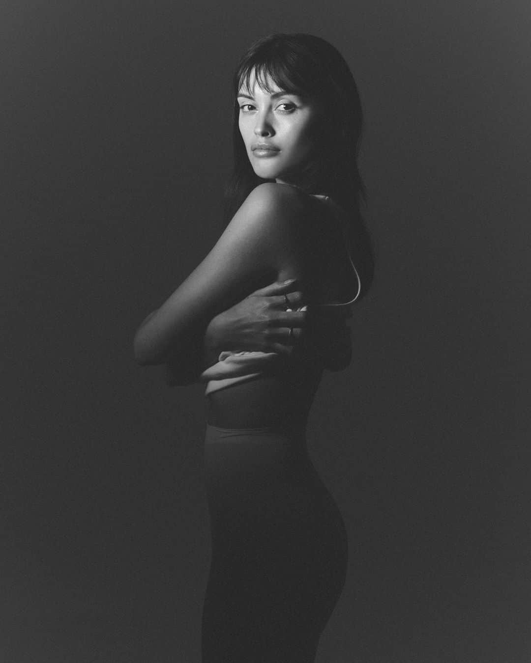 サラ・エレンのインスタグラム：「Opening up to @side__note . Photos by @pierretoussaint . Dream team @karla_clarke @clairethomsonmakeup @georgiaramman 🤍」