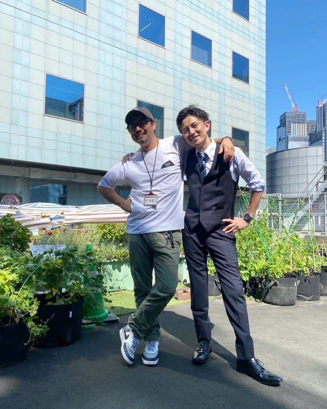 赤荻歩さんのインスタグラム写真 - (赤荻歩Instagram)「髙野先輩とのひととき ミツバチをバックに笑顔です TBSの局内にはおよそ10万匹のミツバチが暮らしています 新人の頃から私の面倒をみてくれる先輩 今はミツバチも担当していて その蜜で何かワクワクすることを考えています  先輩 いい波　期待しています！！  #tbsテレビ #csr推進部 #養蜂家  #髙野貴裕 先輩 #赤荻歩」7月31日 19時12分 - akaogi.ayumi