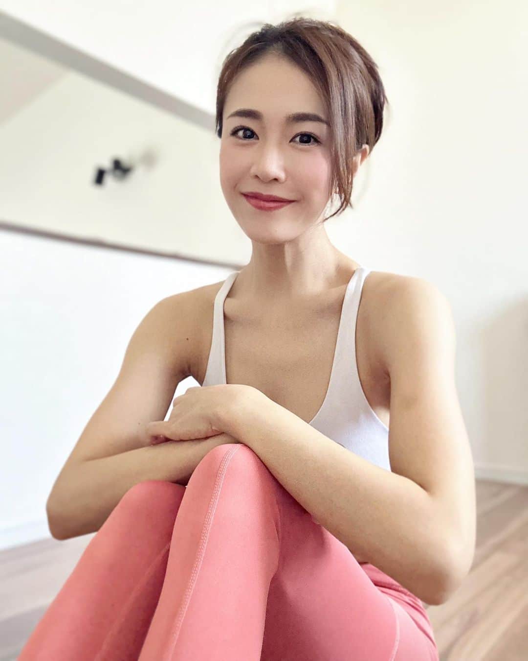 しろまっするのインスタグラム：「・ Let’s start this week with a good mood 🫶💗  @onearts_jpn  20%off➡️SHIRO5050  毎日暑いけど、美容の為にも、健康の為にも トレーニングしてしっかり体調管理しよ♥🕊‪  iPhoneてインカメ画質悪いよね🫠笑  #workoutroutine #fitnessmodel #healthychoices #美容 #艶肌 #しろまっする」