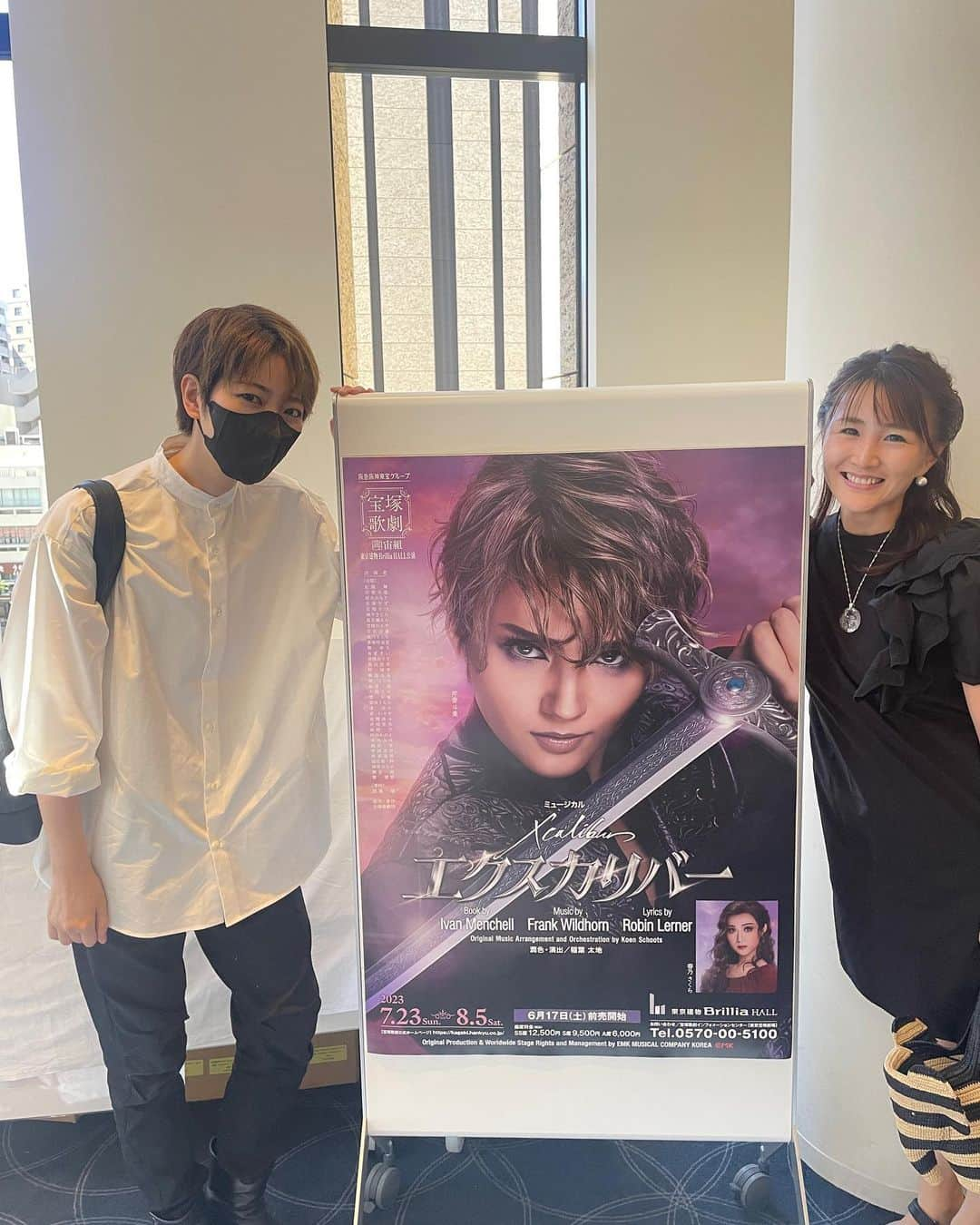 花音舞さんのインスタグラム写真 - (花音舞Instagram)「新生宙組🪐  エクスカリバー⚔️  観てきました🥹❤️ とにかく…  す… 素晴らしい。  みんなのパワフルなエネルギー 圧倒的な歌唱力 宙組パワー溢れる キキのお披露目公演にとても勢いある風が吹き渡ってました🥹✨  ネタバレしないように少しだけ🥹  キキ（#芹香斗亜 さん）のキラキラ輝く登場シーンから終始感動と鳥肌の嵐で… キキの愛溢れるアーサーの芝居でこころあたたまり、歌で心揺さぶられ🥹🥹🥹 殺陣もカッコよかった…🥹🙏💓  さくら（#春乃さくら さん）もとっても素敵でまっすぐな性格が役とリンクしていて、可愛いヒロインでした🥹💓 ずんちゃん（#桜木みなと さん）の芝居でもキューンときて…なんとも切ないのよね🥹最後涙が溢れ出ました🥹🥹🥹  まりんさん（#悠真倫 さん）のウルフスタンが悪すぎてカッコよくて…釘付けになりました🥹‼️  りっつ（#若翔りつ さん）のマーリン役もとっても素敵で…🥹🥹🥹  真白っち（#真白悠希 さん）の新たな娘役‼︎も最高にカッコよくて🥹🙏  ほかにもいっぱい書ききれないんだけど…とにかくみんながキラキラしててパワーいっぱい頂きました⚔️  フランクっさんの曲が素晴らしすぎて、いつかどこかで私も歌ってみたいな…と思うぐらい心が騒ぎ興奮状態でした😳🌟 って 隣にはなんとカイちゃんまん（#七海ひろき さん）が😳😳😳  舞台上もイケメン祭りでしたが、客席にもイケメンさんいらっしゃいました😳✨  #エクスカリバー #池袋 #ブリリアホール  #宝塚 #宙組 #お披露目  #最高   ※お写真は旦那さんが撮ってくれたんだけど、2枚目をまず初めに撮ってたら…『あれ？ポーズは？？』と突っ込まれ笑笑 3枚目エクスカリバーを握りしめてる風な写真w 最高すぎる旦那さんの突っ込みに爆笑しました😆」7月31日 19時14分 - mai_kanon_official