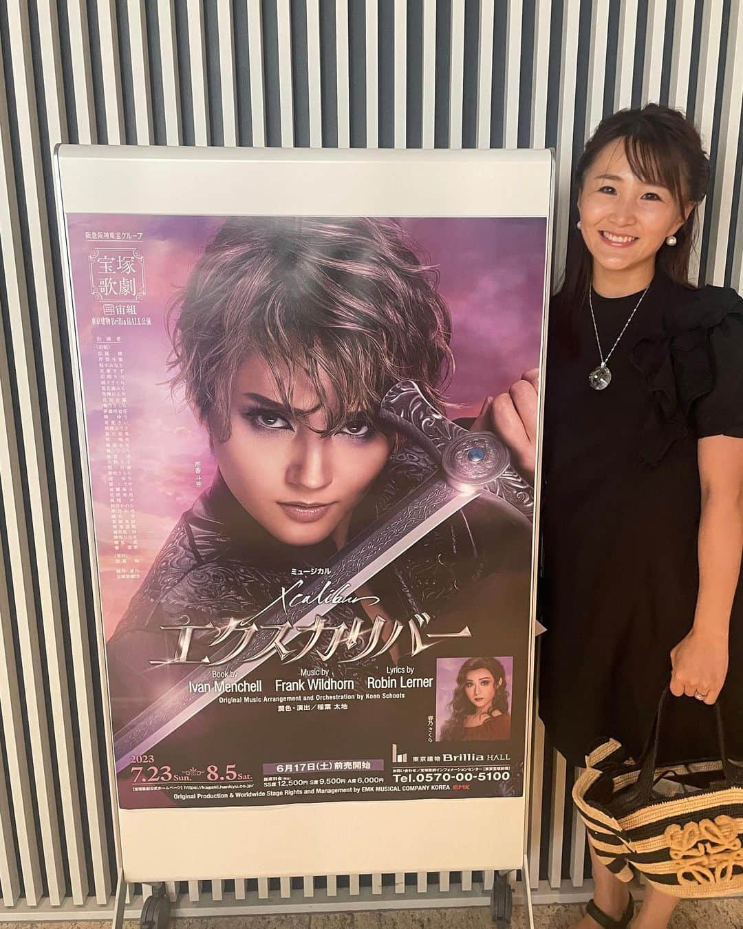 花音舞さんのインスタグラム写真 - (花音舞Instagram)「新生宙組🪐  エクスカリバー⚔️  観てきました🥹❤️ とにかく…  す… 素晴らしい。  みんなのパワフルなエネルギー 圧倒的な歌唱力 宙組パワー溢れる キキのお披露目公演にとても勢いある風が吹き渡ってました🥹✨  ネタバレしないように少しだけ🥹  キキ（#芹香斗亜 さん）のキラキラ輝く登場シーンから終始感動と鳥肌の嵐で… キキの愛溢れるアーサーの芝居でこころあたたまり、歌で心揺さぶられ🥹🥹🥹 殺陣もカッコよかった…🥹🙏💓  さくら（#春乃さくら さん）もとっても素敵でまっすぐな性格が役とリンクしていて、可愛いヒロインでした🥹💓 ずんちゃん（#桜木みなと さん）の芝居でもキューンときて…なんとも切ないのよね🥹最後涙が溢れ出ました🥹🥹🥹  まりんさん（#悠真倫 さん）のウルフスタンが悪すぎてカッコよくて…釘付けになりました🥹‼️  りっつ（#若翔りつ さん）のマーリン役もとっても素敵で…🥹🥹🥹  真白っち（#真白悠希 さん）の新たな娘役‼︎も最高にカッコよくて🥹🙏  ほかにもいっぱい書ききれないんだけど…とにかくみんながキラキラしててパワーいっぱい頂きました⚔️  フランクっさんの曲が素晴らしすぎて、いつかどこかで私も歌ってみたいな…と思うぐらい心が騒ぎ興奮状態でした😳🌟 って 隣にはなんとカイちゃんまん（#七海ひろき さん）が😳😳😳  舞台上もイケメン祭りでしたが、客席にもイケメンさんいらっしゃいました😳✨  #エクスカリバー #池袋 #ブリリアホール  #宝塚 #宙組 #お披露目  #最高   ※お写真は旦那さんが撮ってくれたんだけど、2枚目をまず初めに撮ってたら…『あれ？ポーズは？？』と突っ込まれ笑笑 3枚目エクスカリバーを握りしめてる風な写真w 最高すぎる旦那さんの突っ込みに爆笑しました😆」7月31日 19時14分 - mai_kanon_official