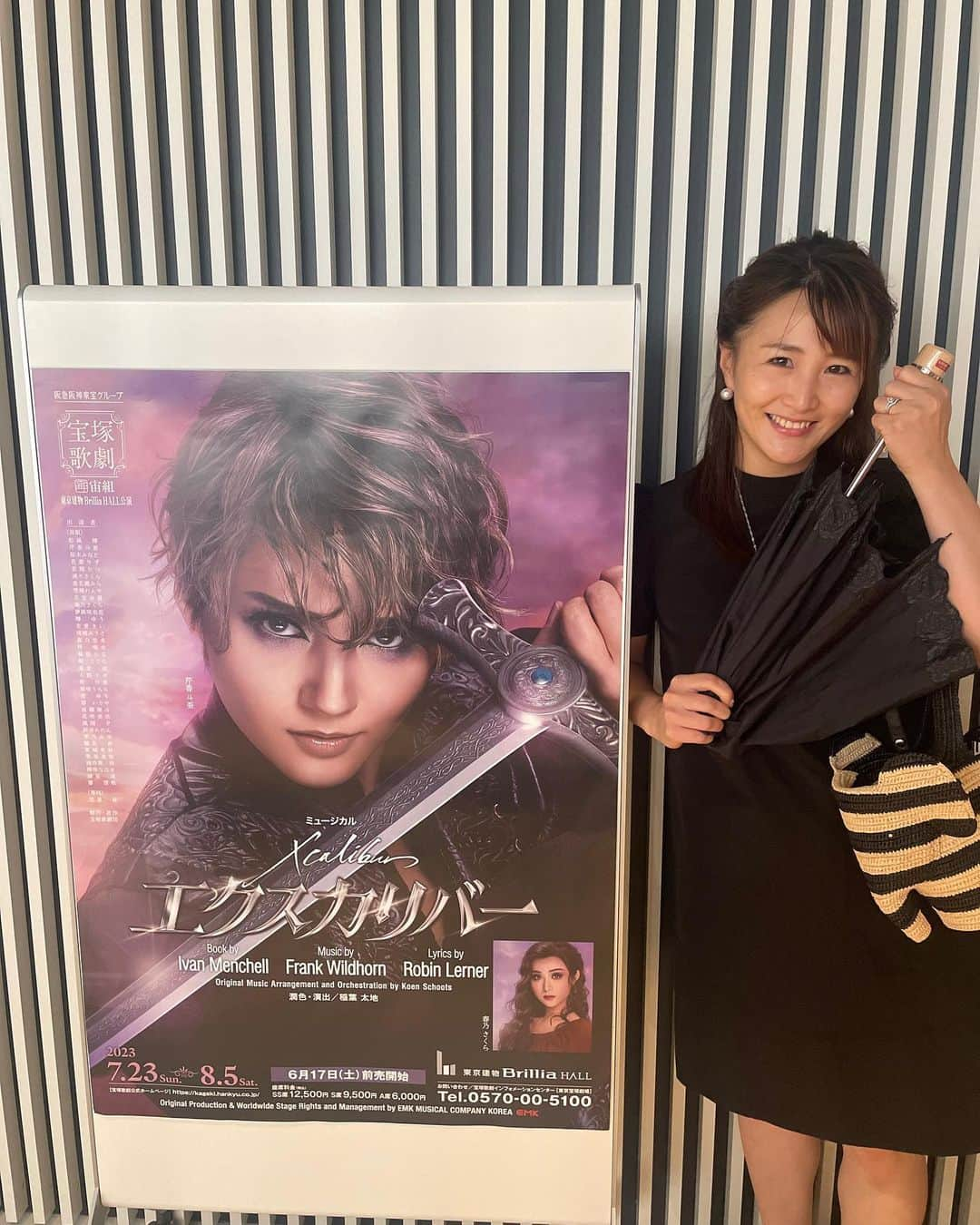 花音舞さんのインスタグラム写真 - (花音舞Instagram)「新生宙組🪐  エクスカリバー⚔️  観てきました🥹❤️ とにかく…  す… 素晴らしい。  みんなのパワフルなエネルギー 圧倒的な歌唱力 宙組パワー溢れる キキのお披露目公演にとても勢いある風が吹き渡ってました🥹✨  ネタバレしないように少しだけ🥹  キキ（#芹香斗亜 さん）のキラキラ輝く登場シーンから終始感動と鳥肌の嵐で… キキの愛溢れるアーサーの芝居でこころあたたまり、歌で心揺さぶられ🥹🥹🥹 殺陣もカッコよかった…🥹🙏💓  さくら（#春乃さくら さん）もとっても素敵でまっすぐな性格が役とリンクしていて、可愛いヒロインでした🥹💓 ずんちゃん（#桜木みなと さん）の芝居でもキューンときて…なんとも切ないのよね🥹最後涙が溢れ出ました🥹🥹🥹  まりんさん（#悠真倫 さん）のウルフスタンが悪すぎてカッコよくて…釘付けになりました🥹‼️  りっつ（#若翔りつ さん）のマーリン役もとっても素敵で…🥹🥹🥹  真白っち（#真白悠希 さん）の新たな娘役‼︎も最高にカッコよくて🥹🙏  ほかにもいっぱい書ききれないんだけど…とにかくみんながキラキラしててパワーいっぱい頂きました⚔️  フランクっさんの曲が素晴らしすぎて、いつかどこかで私も歌ってみたいな…と思うぐらい心が騒ぎ興奮状態でした😳🌟 って 隣にはなんとカイちゃんまん（#七海ひろき さん）が😳😳😳  舞台上もイケメン祭りでしたが、客席にもイケメンさんいらっしゃいました😳✨  #エクスカリバー #池袋 #ブリリアホール  #宝塚 #宙組 #お披露目  #最高   ※お写真は旦那さんが撮ってくれたんだけど、2枚目をまず初めに撮ってたら…『あれ？ポーズは？？』と突っ込まれ笑笑 3枚目エクスカリバーを握りしめてる風な写真w 最高すぎる旦那さんの突っ込みに爆笑しました😆」7月31日 19時14分 - mai_kanon_official