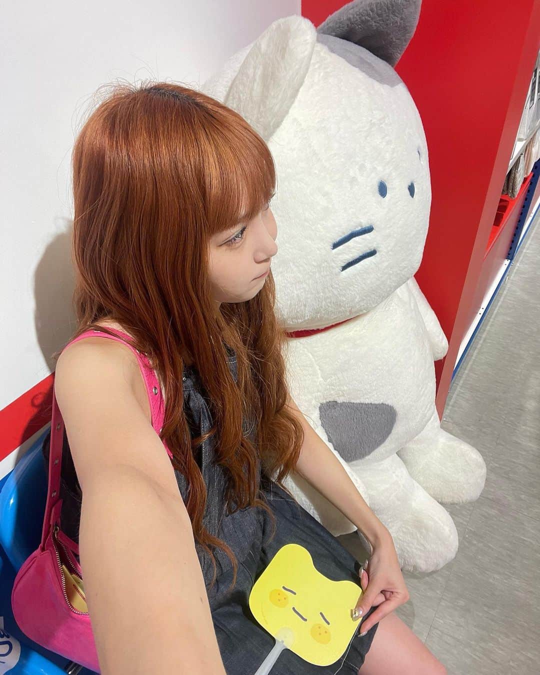 ももなのインスタグラム：「🧈  明洞に新しくできたbutterいってきた🧈🤍 かわいい雑貨、ぬいぐるみとかいっぱいあって フォトゾーンもかわちぃ空間🩷🩷  行くだけでバッジ貰えて、インスタフォローで キャラクター風船、扇子ももらえるから 明洞行く人はぜひbutter寄ってみてん🧈🐇!  この黄色いうさぎみたいな奴かわいい🐣 オタクグッズもあったから推し入れといた🐻笑  📍位置:明洞店 ソウル市中区明洞1街7-1、テフンビル1階 📍営業時間:毎日11:00–22:00  #버터샵 #버터 #버터샵명동 #명동가볼만한곳 #명동핫플 #butter #buttershop #buttershopMyeongdong #Seoultrip#korea」