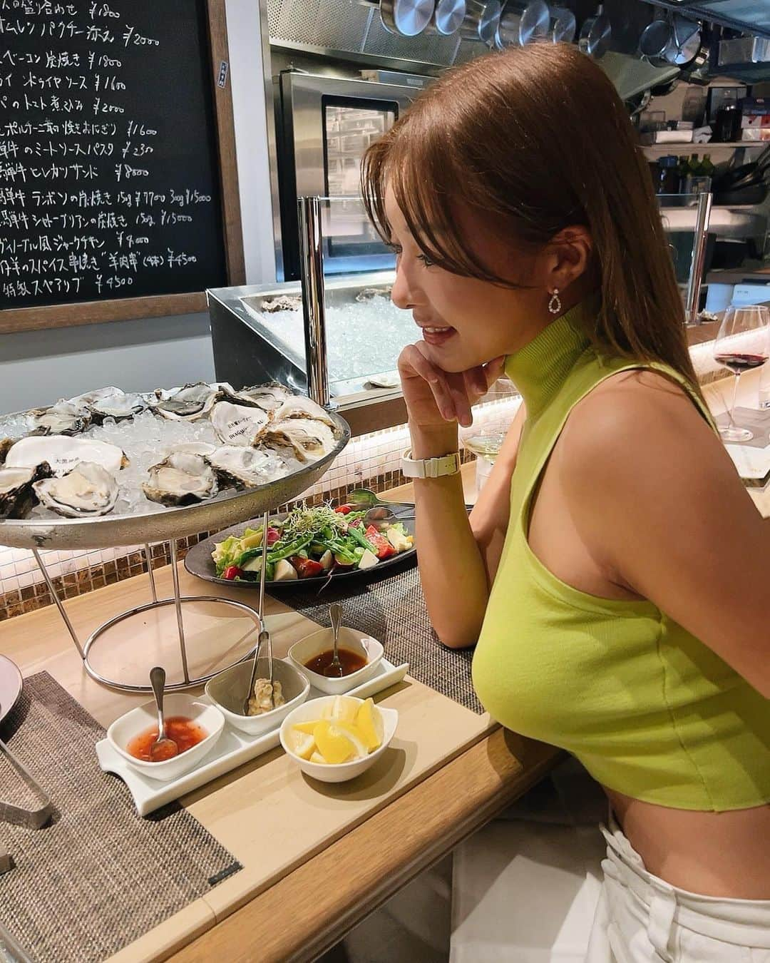 濱野りれのインスタグラム：「Afterglow of Spain.. I found a nice restaurant where you can eat delicious white wine and oysters grown around uninhabited islands!  There are not many oyster specialty stores in Tokyo. So it was a valuable discovery!😍  スペインの余韻 日本に戻っても牡蠣欲が止まりません！ ワインが美味しい×無人島牡蠣が食べれる素敵なお店見つけちゃった、、🥺 お値段も高すぎないので今後母や友達と気軽に行く🤫🩷  #oysters #tokyogourmet #tokyoeats #gourmet #gourmetfood #foodie #foodielife #tokyofoodie #gastronome #東京グルメ #グルメ #オイスター #白ワイン #牡蠣 #オイスターバー #予約の取れる美味しいお店」