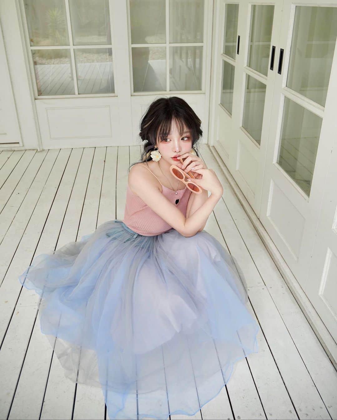 くまくまくまのインスタグラム：「・ 大好きなデニムブルー配色でコーデにしてみた🩷🩵  夏だからかな、クリームカラーがたまらん🍦  #纱裙控 #larmeディレクターズブランド #larmemagazine #larmeディレクターズブランド #kissilly #ファッション #フェミニンコーデ #larme #kissilly #kissilly_official #larmemagazine #fashionmagazine #fashionstyle #girl #girls #ファッションコーデ #summertime#fashionmodel#女子会コーデ#スカートコーデ#ガーリーコーデ」