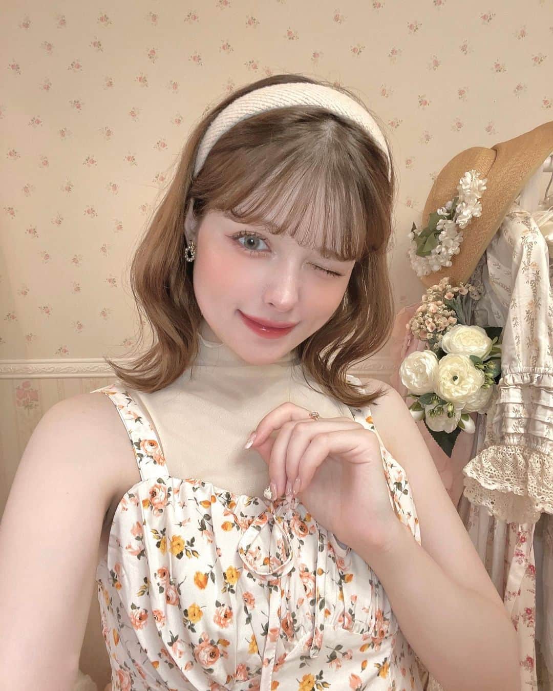 のインスタグラム：「𝕖𝕘𝕘 𝕗𝕠𝕦𝕟𝕕𝕒𝕥𝕚𝕠𝕟🥚☁️  𓂃  最近使い始めたfreshianの エッグライクファンデーション🥚  肌に優しいヴィーガンメイク アップブランドのもの🌿  素肌のようなナチュラルな仕上がりなのに 綺麗にカバーしてくれる🫶🏻 ヴィーガンだからか軽くて保湿がある 質感なのでとても使いやすくて、 最近のファンデーションで一番好き✨  デザインも卵みたいでおしゃれで 持ち歩きもしやすい🥚🤍  𓂃  #PR #fresian #me #makeup #myroom #room #interior #vintage #vintagegirl #antique #pink #frenchgirl #girly #mery #エッグライクファンデーション #フレシアン #つるつるクッション #たまごクッション #デイリークッション #韓国コスメ #韓国 #メイク #メイクアップ #ガーリー #アンティーク #ヴィンテージ #フレンチガーリー #フレンチガーリーコーデ #ヴィンテージガーリー #ヴィンテージライク」