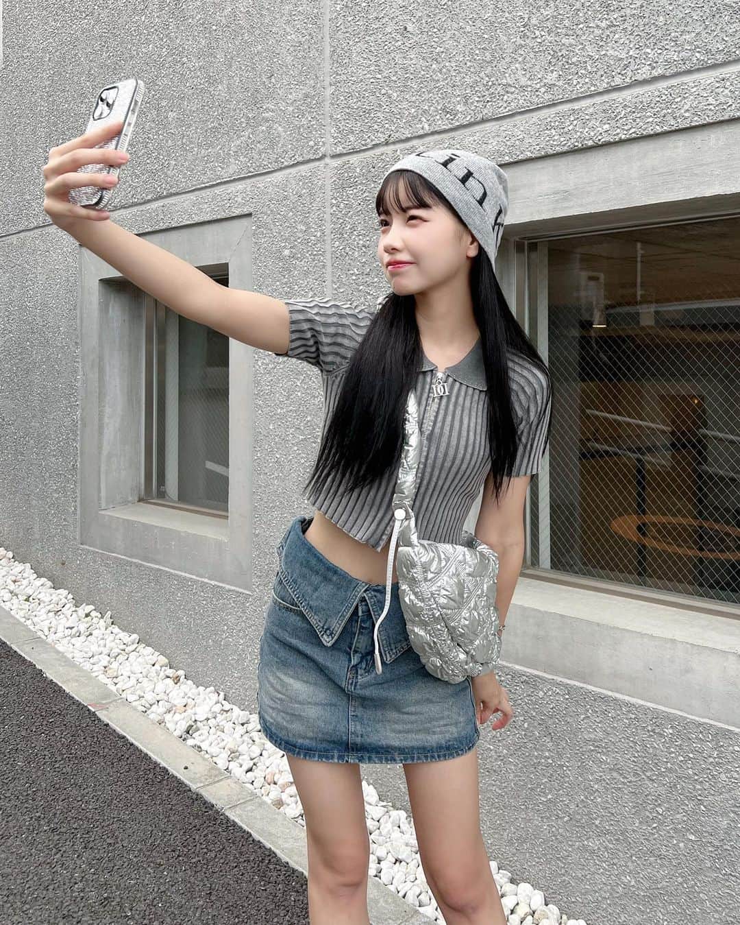 えみ姉のインスタグラム：「ㅤ ㅤ  最近getしたキラキラバッグが主役コーデ🕸️​ めちゃくちゃお気に入り♡♡♡​ ㅤ バッグは柔らかくて軽いのに大容量だから​ 身軽にお買い物や遊びに行きたい日に​ ぴったりなの🤝🏻♡♡♡そしてかわいい​ ㅤ ピンクも持ってるけどシルバーは​ より普段のお洋服に合わせやすい🖤​ ㅤ てか韓国行ったらさ​ 可愛い子めちゃくちゃこのバッグ率高いけん​ さすがに欲しくなりました🙄♡♡ちょろ​ ㅤ (Qoo10のMOVEから購入できるよ♡)​ ㅤ ㅤ ㅤ #PR #CARLYN #COZY」