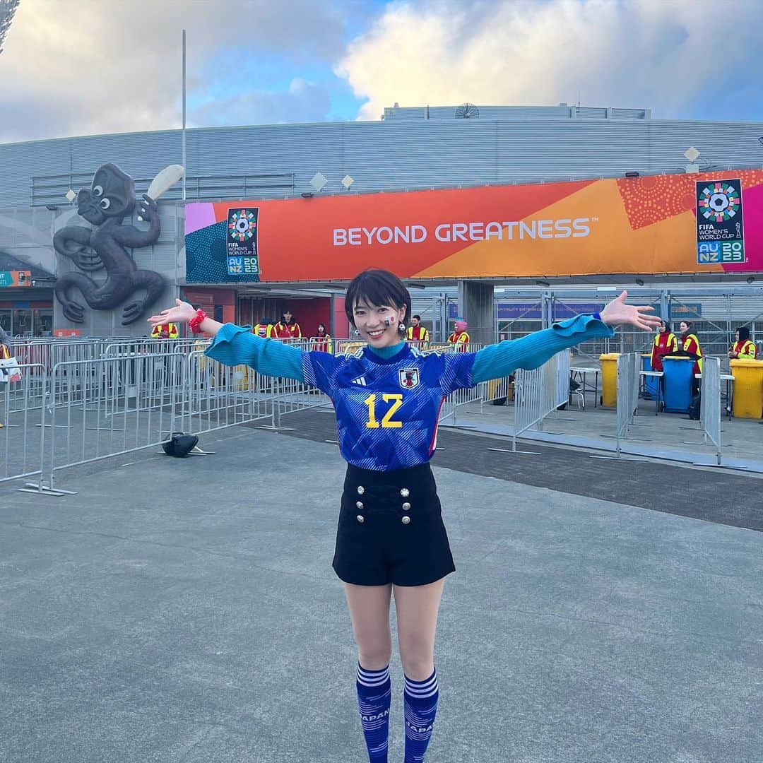 眞嶋優さんのインスタグラム写真 - (眞嶋優Instagram)「なでしこジャパン、グループ3連勝！無失点！凄すぎます！！！ 無失点でグループリーグ突破出来るというのは、本当に素晴らしい！メンバー交代も上手くしながら、絶対に勝つ！誰が出ても強いチームです！絶対優勝！！！！ （興奮してます!）  試合後に選手が周回して写真を撮ってくださりました^ ^嬉しすぎる…！宝です！  Japan 🇯🇵 🔥 Super excited !!!!!!!!  #サッカー #ワールドカップ #なでしこジャパン #日本 #女子サッカー #サッカー日本代表 #日本代表 #足球 #soccer #football #japan #fifawwc #fifawomensworldcup #fifaworldcup #jfa #womenssoccer #womensfootball #soccergirl #japanesegirl #축구　#여자축구 #newzealand #wellington #wellingtonnz #oceania」7月31日 19時28分 - yu_mashima