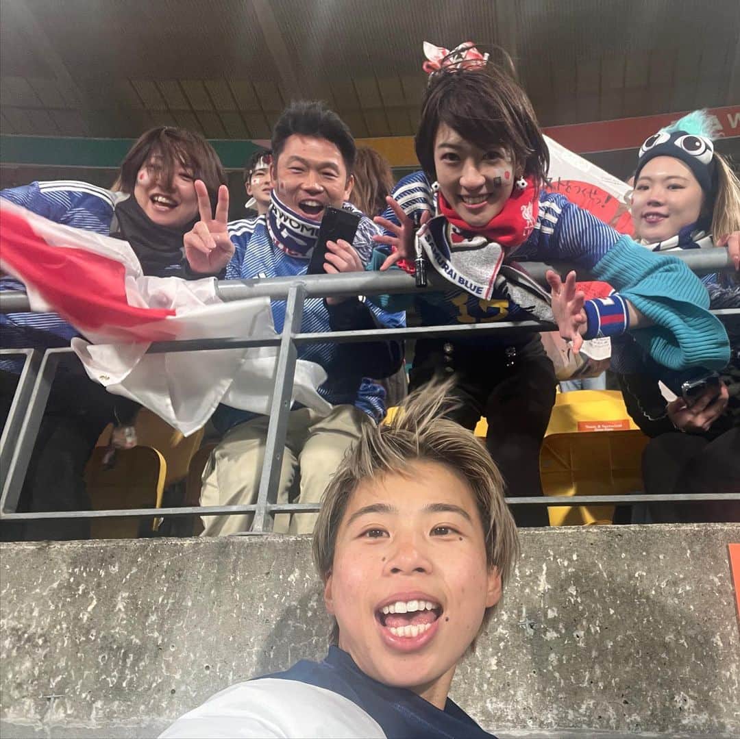 眞嶋優さんのインスタグラム写真 - (眞嶋優Instagram)「なでしこジャパン、グループ3連勝！無失点！凄すぎます！！！ 無失点でグループリーグ突破出来るというのは、本当に素晴らしい！メンバー交代も上手くしながら、絶対に勝つ！誰が出ても強いチームです！絶対優勝！！！！ （興奮してます!）  試合後に選手が周回して写真を撮ってくださりました^ ^嬉しすぎる…！宝です！  Japan 🇯🇵 🔥 Super excited !!!!!!!!  #サッカー #ワールドカップ #なでしこジャパン #日本 #女子サッカー #サッカー日本代表 #日本代表 #足球 #soccer #football #japan #fifawwc #fifawomensworldcup #fifaworldcup #jfa #womenssoccer #womensfootball #soccergirl #japanesegirl #축구　#여자축구 #newzealand #wellington #wellingtonnz #oceania」7月31日 19時28分 - yu_mashima