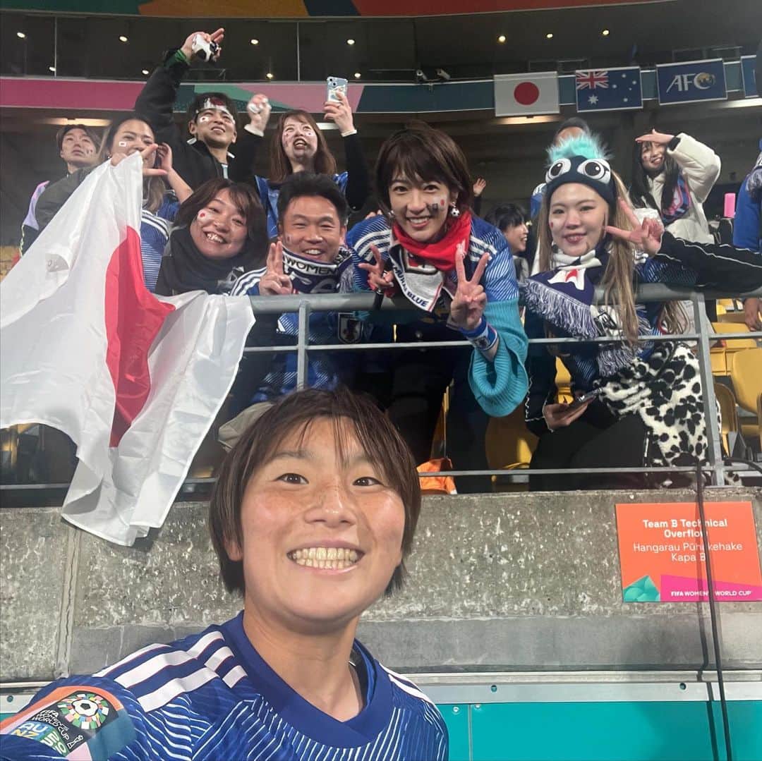 眞嶋優さんのインスタグラム写真 - (眞嶋優Instagram)「なでしこジャパン、グループ3連勝！無失点！凄すぎます！！！ 無失点でグループリーグ突破出来るというのは、本当に素晴らしい！メンバー交代も上手くしながら、絶対に勝つ！誰が出ても強いチームです！絶対優勝！！！！ （興奮してます!）  試合後に選手が周回して写真を撮ってくださりました^ ^嬉しすぎる…！宝です！  Japan 🇯🇵 🔥 Super excited !!!!!!!!  #サッカー #ワールドカップ #なでしこジャパン #日本 #女子サッカー #サッカー日本代表 #日本代表 #足球 #soccer #football #japan #fifawwc #fifawomensworldcup #fifaworldcup #jfa #womenssoccer #womensfootball #soccergirl #japanesegirl #축구　#여자축구 #newzealand #wellington #wellingtonnz #oceania」7月31日 19時28分 - yu_mashima