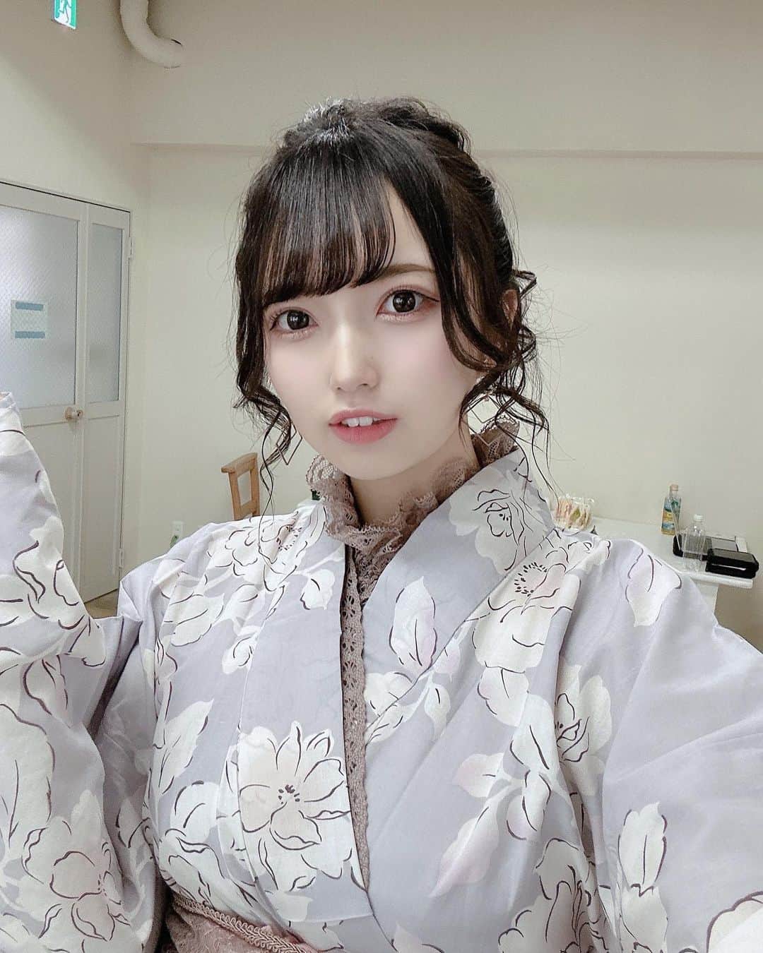 のインスタグラム：「自撮りしてみた！  いつもより顔薄いから加工強くなっちゃった…（笑）  今年は薄いメイクにも挑戦してみようかなあ！  男の子は薄いメイク好きだもんね🤦‍♀️🤦‍♀️    #浴衣  #浴衣ヘアアレンジ  #浴衣女子  #浴衣レンタル  #yukata  #bubka  #selfie  #daily  #ootd  #kawaii  #like  #likesforlike  #photography  #photooftheday  #japan  #撮影  #girl  #instagood  #instadaily  #instalike  #instapic  #instafollow  #fashion  #fashionstyle  #fashionblogger  #ootdfashion  #repost  #自撮り  #outfit  #follow」