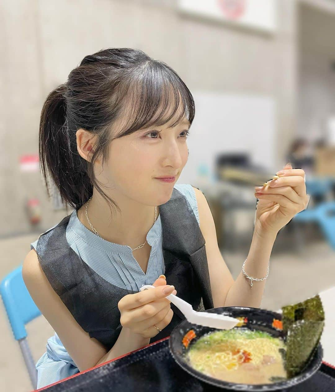 小栗有以さんのインスタグラム写真 - (小栗有以Instagram)「「一蘭」初めましてでした🍜🍥 とんこつらーめん好きなので 美味しかったです！！ 替え玉してみたかったな〜  今度は店舗で替え玉しよう👍🏻  水色ワンピースに シルバーアクセサリーと ヒールが透明なブーツで 夏らしさを🍉🫧  #リアルお話し会 #ケータリング #一蘭#ラーメン」7月31日 19時23分 - yuioguri_1226