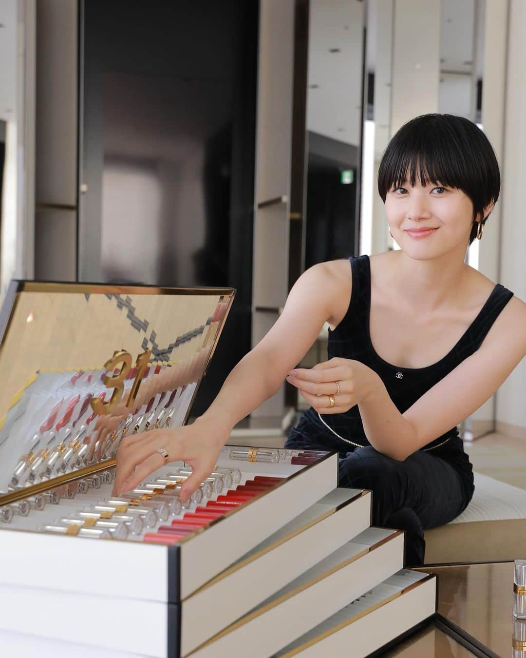 新井貴子のインスタグラム：「𝟑𝟏 𝐋𝐞 𝐑𝐨𝐮𝐠𝐞🌹🪞 CHANELから新たな美のオブジェが誕生。 パリ カンボン通り31番地 シャネルブティックにある螺旋階段の壁に張り巡らされた鏡をイメージしたデザイン。 見たことのない斬新且つ洗練されたガラスケースのリップ。  そして、メゾンの歴史から着想を得て創られた12本12色。 一本一本に込められたストーリーに触れてまた新たにメゾンの歴史を深く知ることができ、色を通して素敵な出会いがありました。🪡  これからの自分に欠かせない大切な一本に出会えた気がします🤝🏻  2023 9月1日より一部店舗先行発売 10月6日より店舗限定発売 是非体感してみてください🪞✨  #CHANELMakeup #31LeRouge  #トランテアンルルージュ  @chanel.beauty」