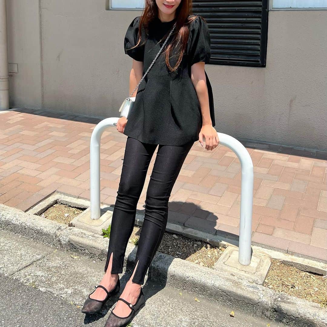 Nagiのインスタグラム：「Black🖤  形が可愛いペプラムのトップスにスリットパンツ  上下とも @kobe_lettuce の✨  tops.bottom. #kobelettuce  bag. #maisonmargiela   #code#fashion#コーデ#ファッション#ブラックコーデ#プチプラ#神戸レタス」