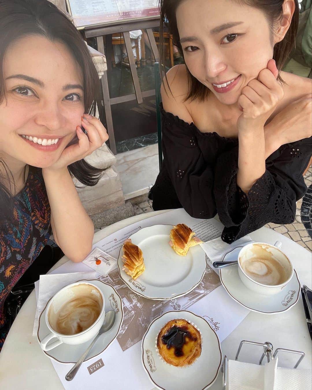 東條公美さんのインスタグラム写真 - (東條公美Instagram)「Throwback to Porto 2022🇵🇹🧡  リスボンからポルトへ縦断  海岸には素敵なカフェや宿 丸石が敷き詰められてる道が風情があり とても美しいポルトガルの第二都市  ポートワインの名産地であるポルト ワイン好きの私達はお互いすっかり時間を忘れ 日が暮れるまでワインに夢中になり 再開した時はたくさんのワインをかかえて集合してた笑  静かな時間が流れほっと癒されるポルト  またゆっくりと訪れたい🤍」7月31日 19時26分 - tomomi_tojo