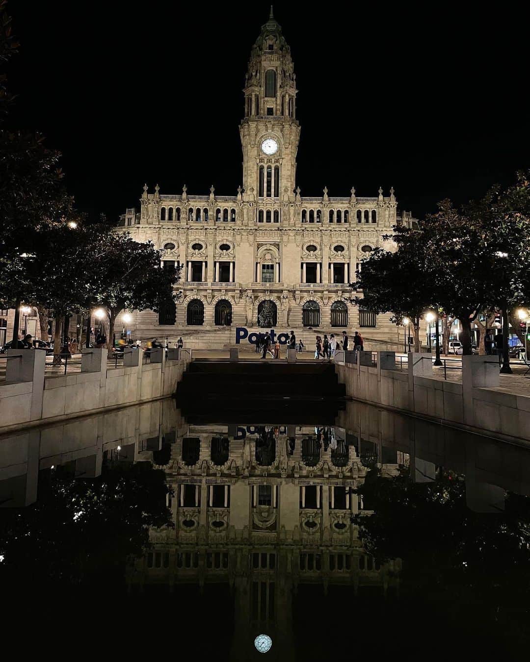 東條公美のインスタグラム：「Throwback to Porto 2022🇵🇹🧡  リスボンからポルトへ縦断  海岸には素敵なカフェや宿 丸石が敷き詰められてる道が風情があり とても美しいポルトガルの第二都市  ポートワインの名産地であるポルト ワイン好きの私達はお互いすっかり時間を忘れ 日が暮れるまでワインに夢中になり 再開した時はたくさんのワインをかかえて集合してた笑  静かな時間が流れほっと癒されるポルト  またゆっくりと訪れたい🤍」