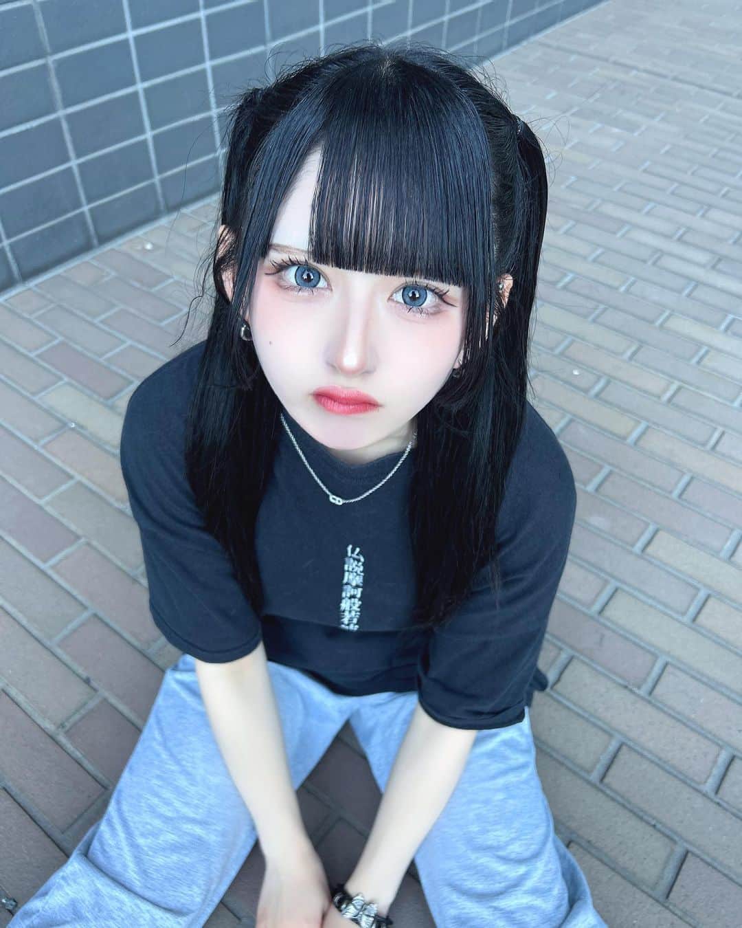 狐波ろんのインスタグラム：「天気いいと青コンの可愛さ際立つにゃーo̴̶̷̤ ̫ o̴̶̷̤ 服ジャージで情けない」