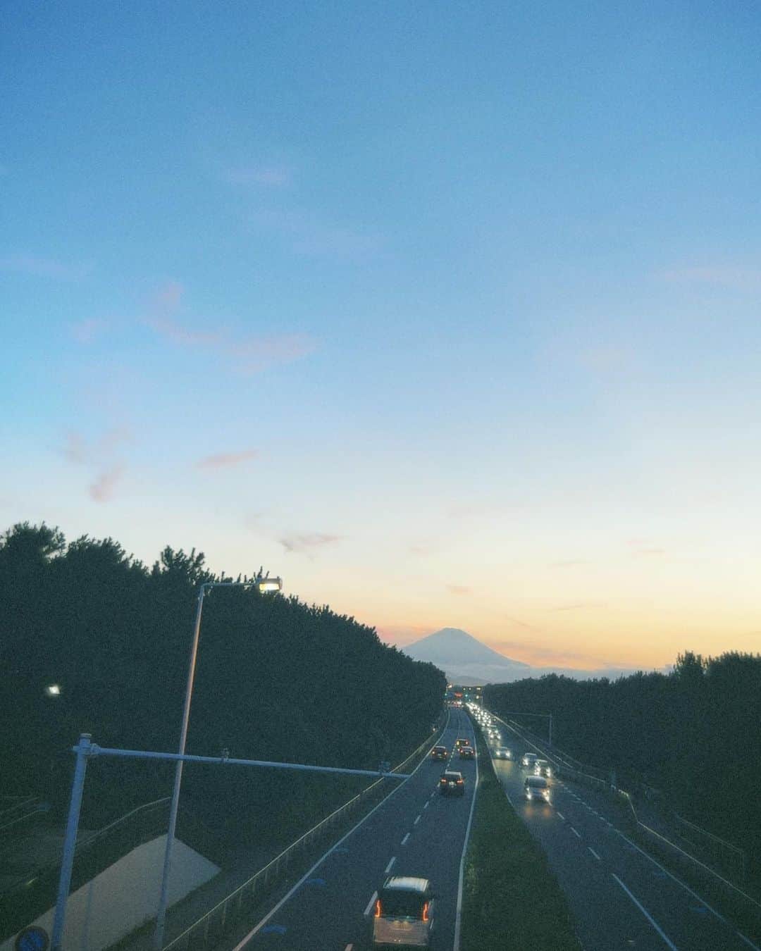 KENNY（吉原健司）さんのインスタグラム写真 - (KENNY（吉原健司）Instagram)「🗻 fuji sunset from chigasaki  このTシャツ、ラッシュガード代わりにもなって調子良いです。 Thank you @dearlaurel1998 #ディアローレル」7月31日 19時36分 - kenny_yoshihara