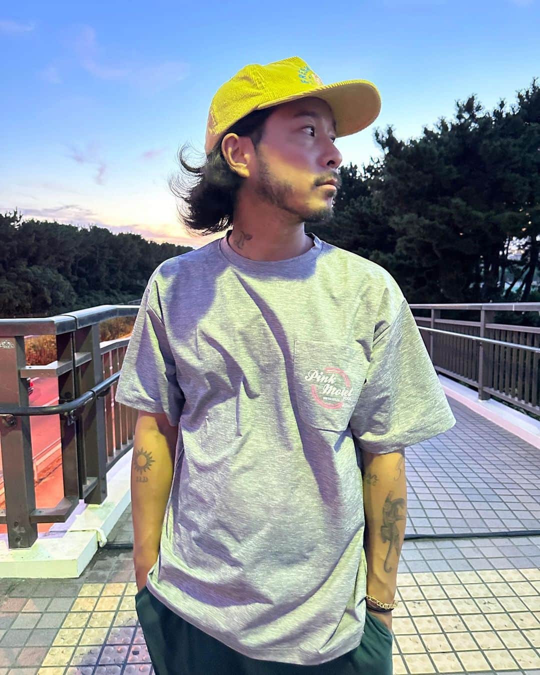 KENNY（吉原健司）さんのインスタグラム写真 - (KENNY（吉原健司）Instagram)「🗻 fuji sunset from chigasaki  このTシャツ、ラッシュガード代わりにもなって調子良いです。 Thank you @dearlaurel1998 #ディアローレル」7月31日 19時36分 - kenny_yoshihara